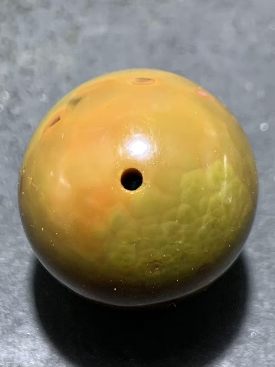 精美鱼籽纹战国红玛瑙圆珠一颗！