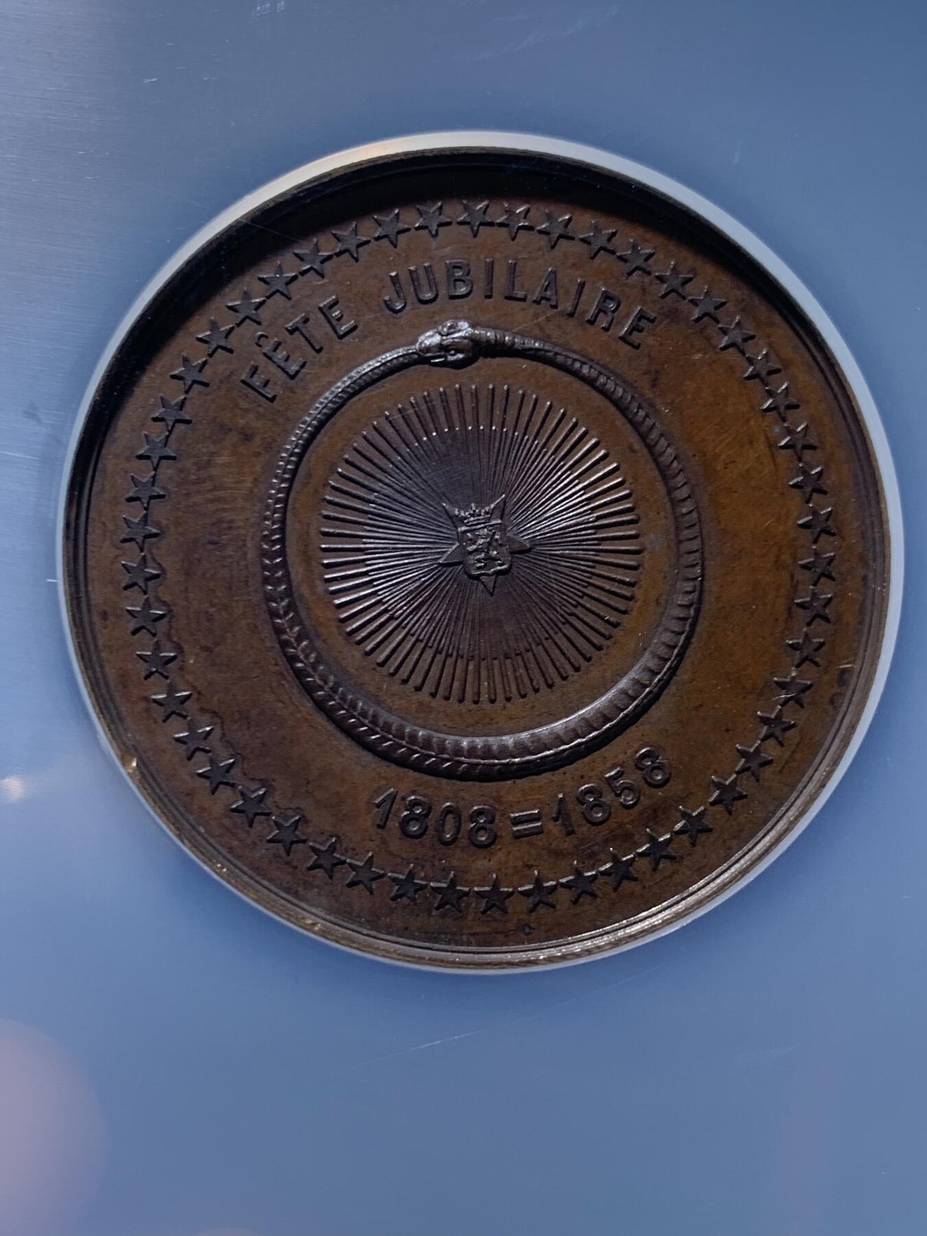 《竞宝斋》第474场 周日，周一 2场连拍 （全场包邮）欢迎送拍 NGC MS64BN 比利时1858皇家美术与文学协会50周年庆典铜章 巧克力色雅典娜与衔尾蛇