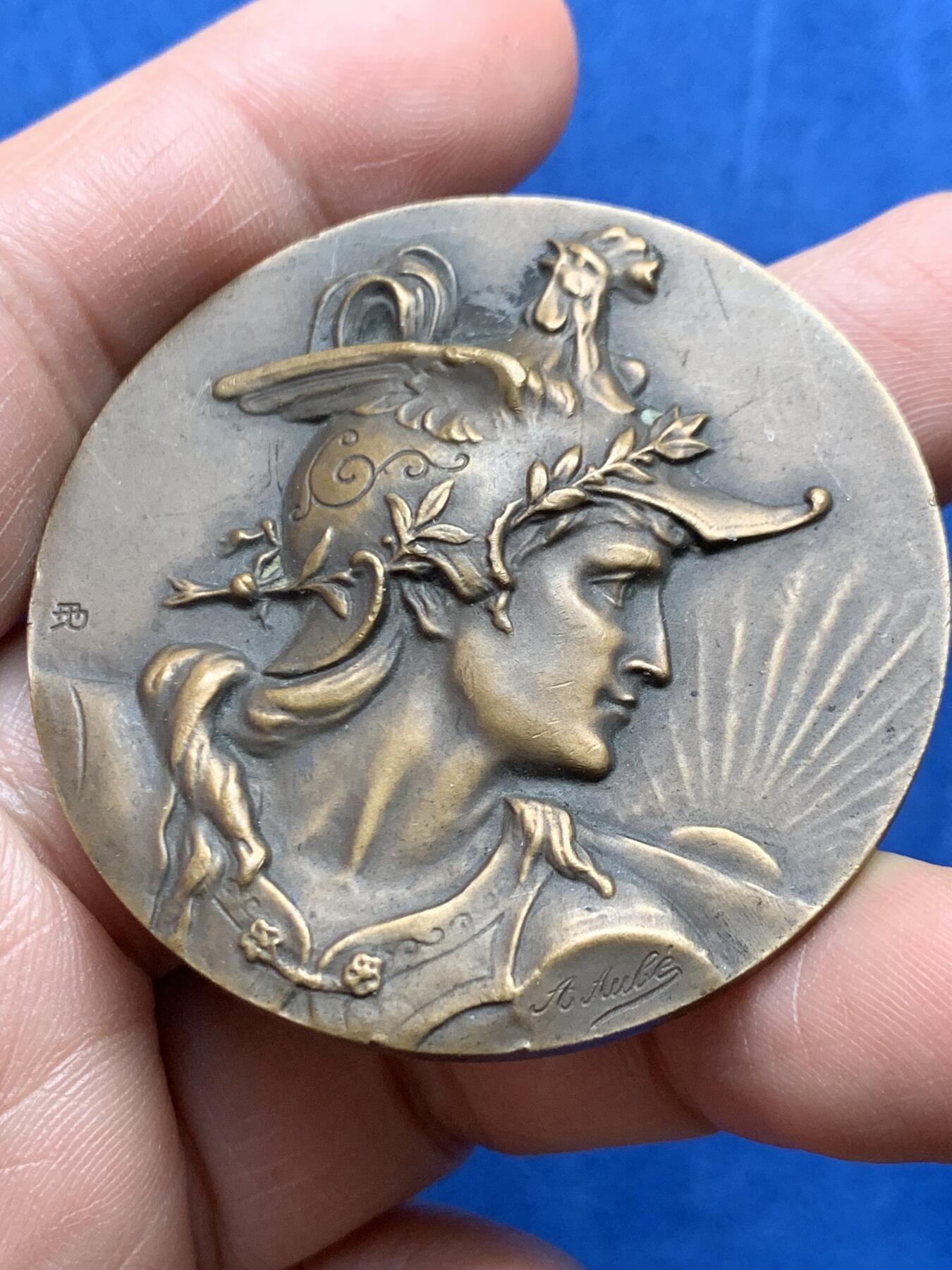 《竞宝斋》第474场 周日，周一 2场连拍 （全场包邮）欢迎送拍 法国鸡冠头盔玛丽安娜女神铜章 49.8克 48.9mm 三角边铭