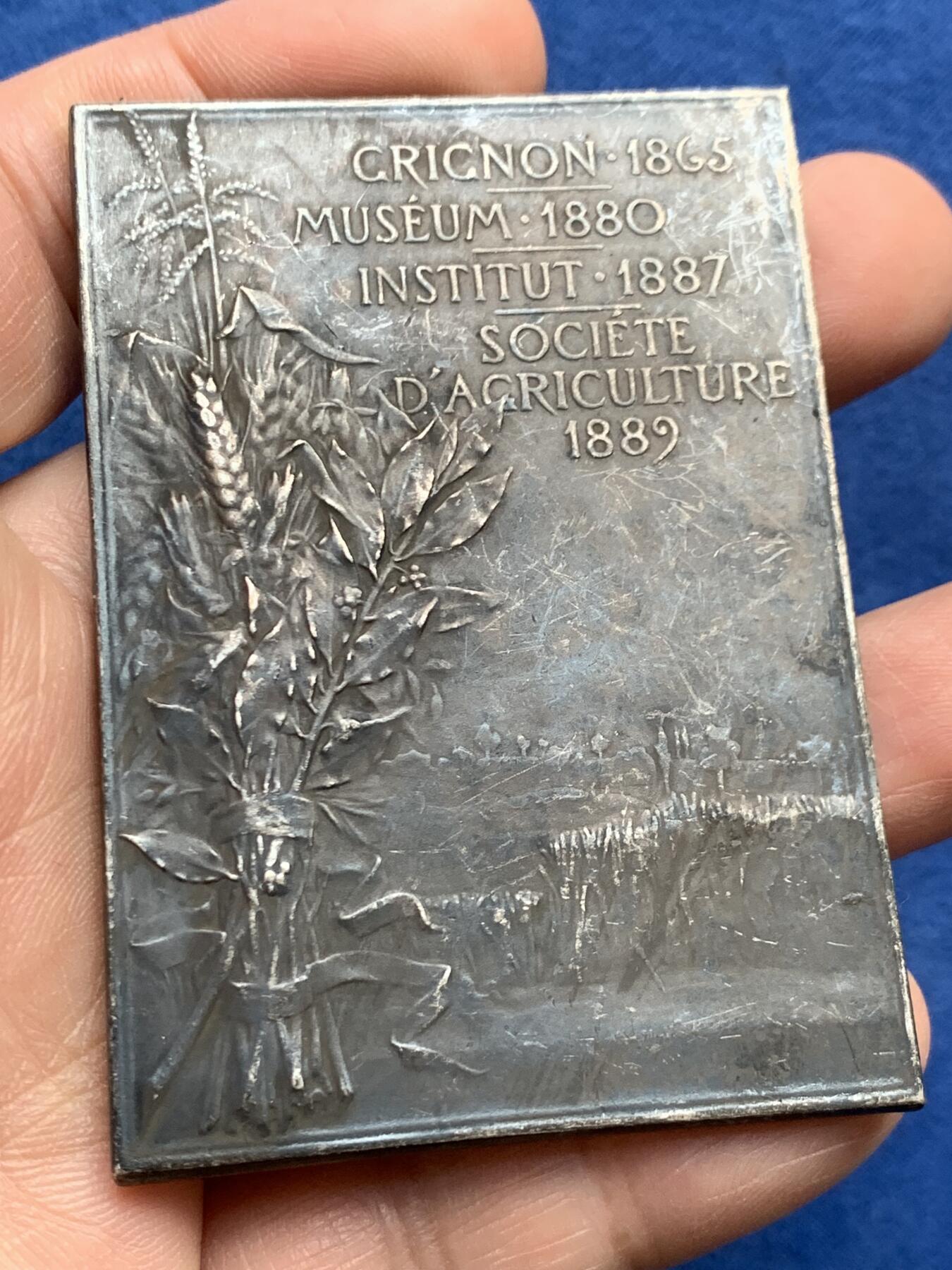 《竞宝斋》第474场 周日，周一 2场连拍 （全场包邮）欢迎送拍 1902年名家F.VERNON作法国农学家、科学院成员及荣誉军团军官皮埃尔-保罗·德埃兰纪念方型镀银铜章 105.7克 49.2*69.8mm 丰饶角铜标