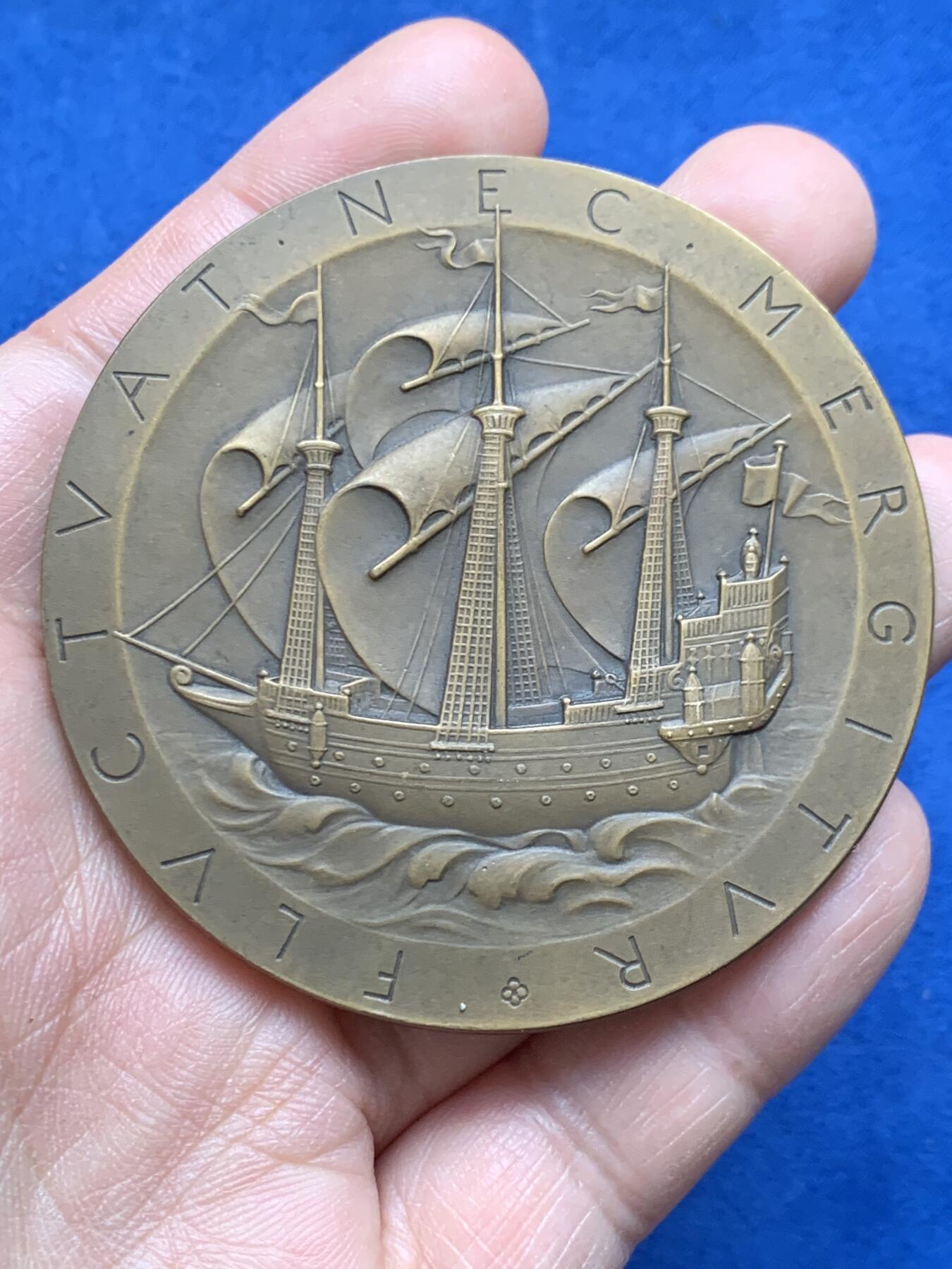 《竞宝斋》第474场 周日，周一 2场连拍 （全场包邮）欢迎送拍 名家JC Chaplain作1895年巴黎大学建校680周年纪念大铜章 原铸 稀有 108.3克 65.3mm 丰饶角铜标