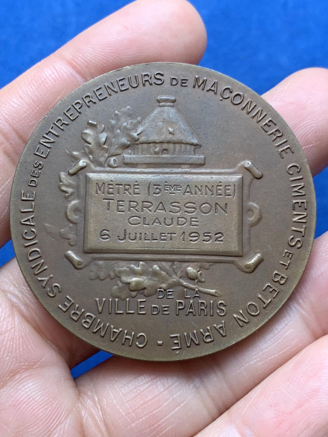 《竞宝斋》第474场 周日，周一 2场连拍 （全场包邮）欢迎送拍 法国巴黎建筑协会铜章 55.6克 49.2mm 三角边铭