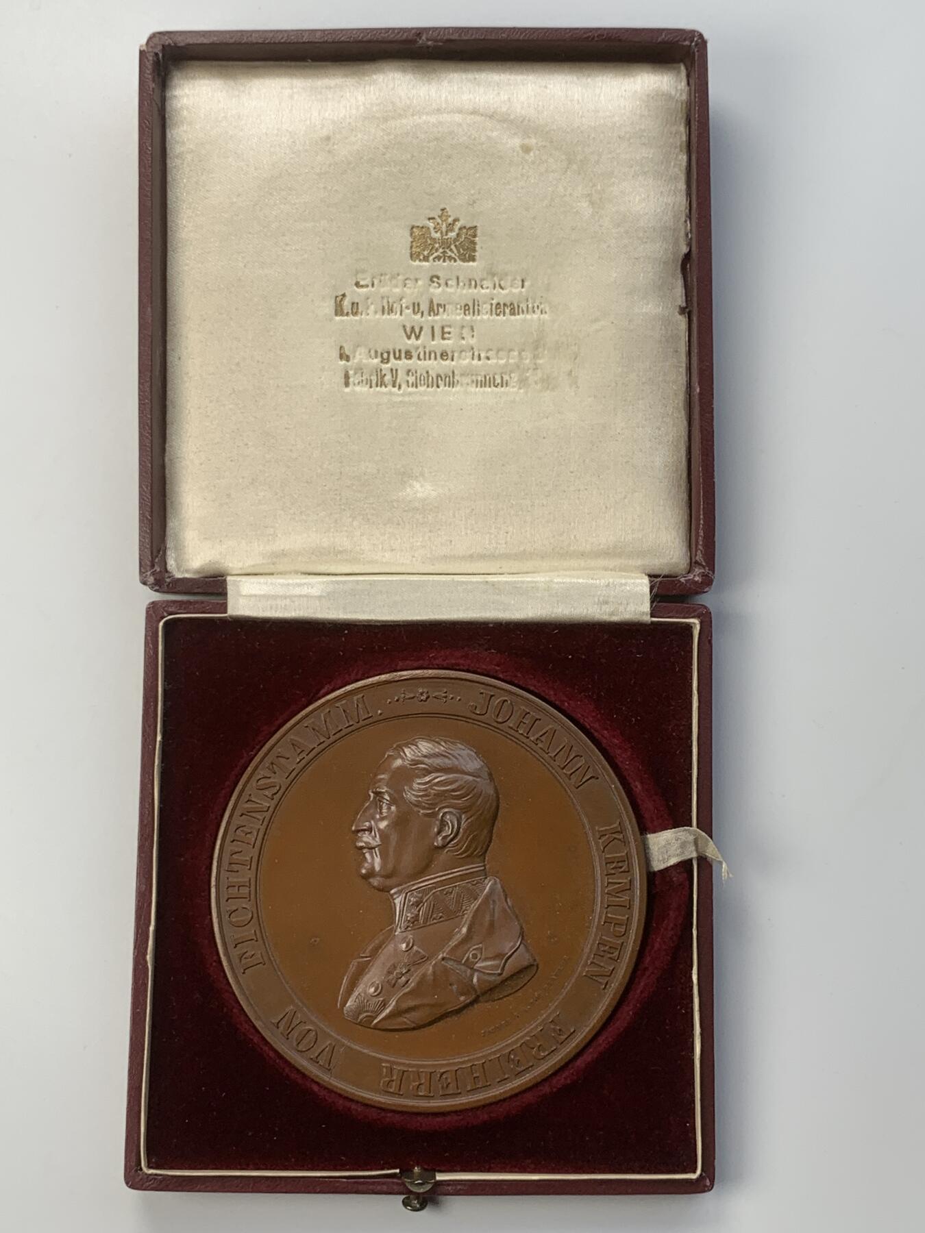 掌中浮雕-藏着的欧洲第056场 1859年奥地利元帅约翰·肯彭服役50周年铜章，80.5mm，Jauner雕刻，原盒