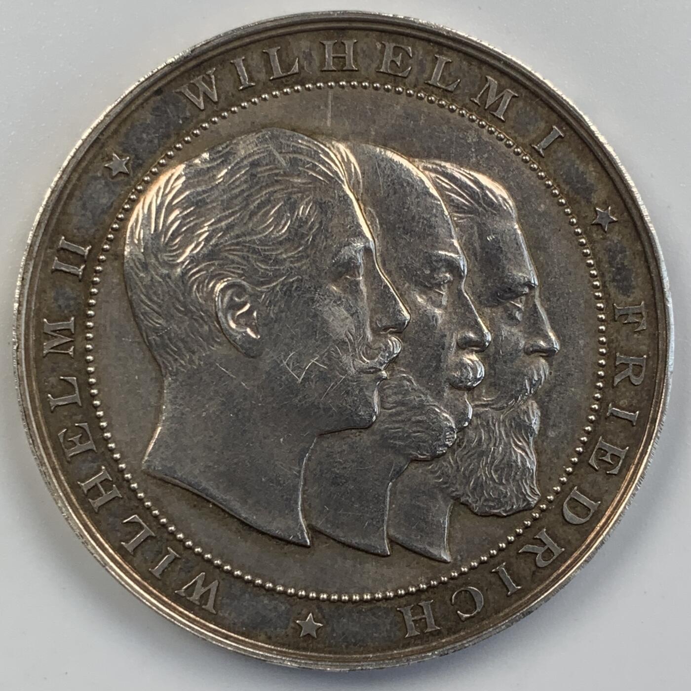 掌中浮雕-藏着的欧洲第056场 1895年德国普法战争25周年纪念银章，正面为普鲁士三皇头像，背面的普鲁士鹰翅膀上铭记了攻占的法国城市名称。工艺精美，淡彩包浆，35mm，19.3g