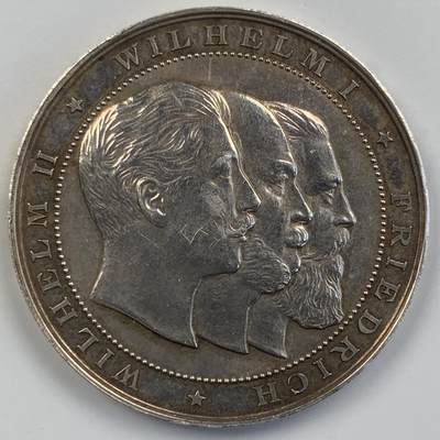 掌中浮雕-藏着的欧洲第056场 - 1895年德国普法战争25周年纪念银章，正面为普鲁士三皇头像，背面的普鲁士鹰翅膀上铭记了攻占的法国城市名称。工艺精美，淡彩包浆，35mm，19.3g