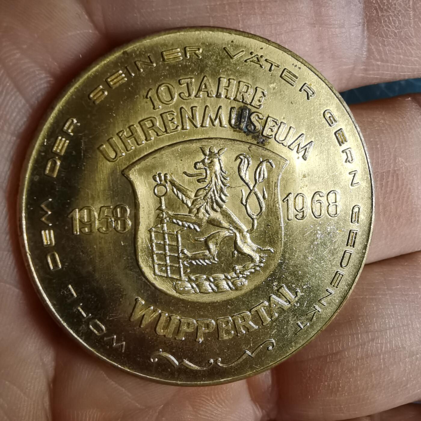 沼泽如烟--第1033场 1968年德国伍珀塔尔钟表博物馆建馆10周年纪念铜章（黄铜材质），纪念钟表史上的传奇人物彼得·亨莱因（Peter Henlein）。