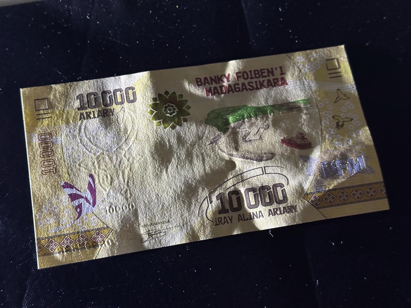 《外钞收藏家》第六百二十期（畅拍场）（长期征集拍品、欢迎藏友们联系合作） 马达加斯加1万 全新 朦胧号 豹子号888