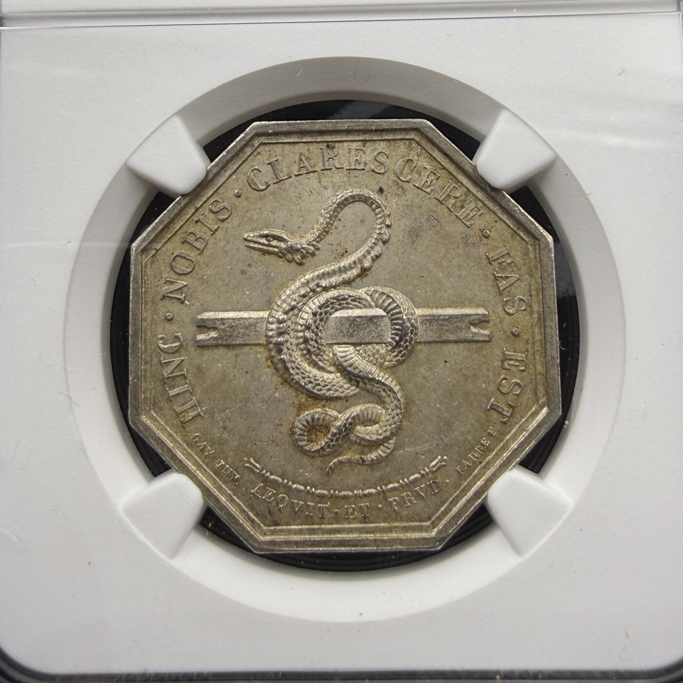 「木头集藏」“春启藏心”——章牌精品专场 BARRE F.～法国特雷武公证人八角银章，MS 63 ，直径：32 mm，正面拉丁语：HINC NOBIS CLARESCERE FAS EST，译为：由此，我们得以明晰事理；背面NOTAIRES DE L'ARRONDISSEMENT DE TREVOUX，译为：特鲁瓦区公证人协会；绶带铭文FIDES IN PACTIS：诚信于契约，品相不错。