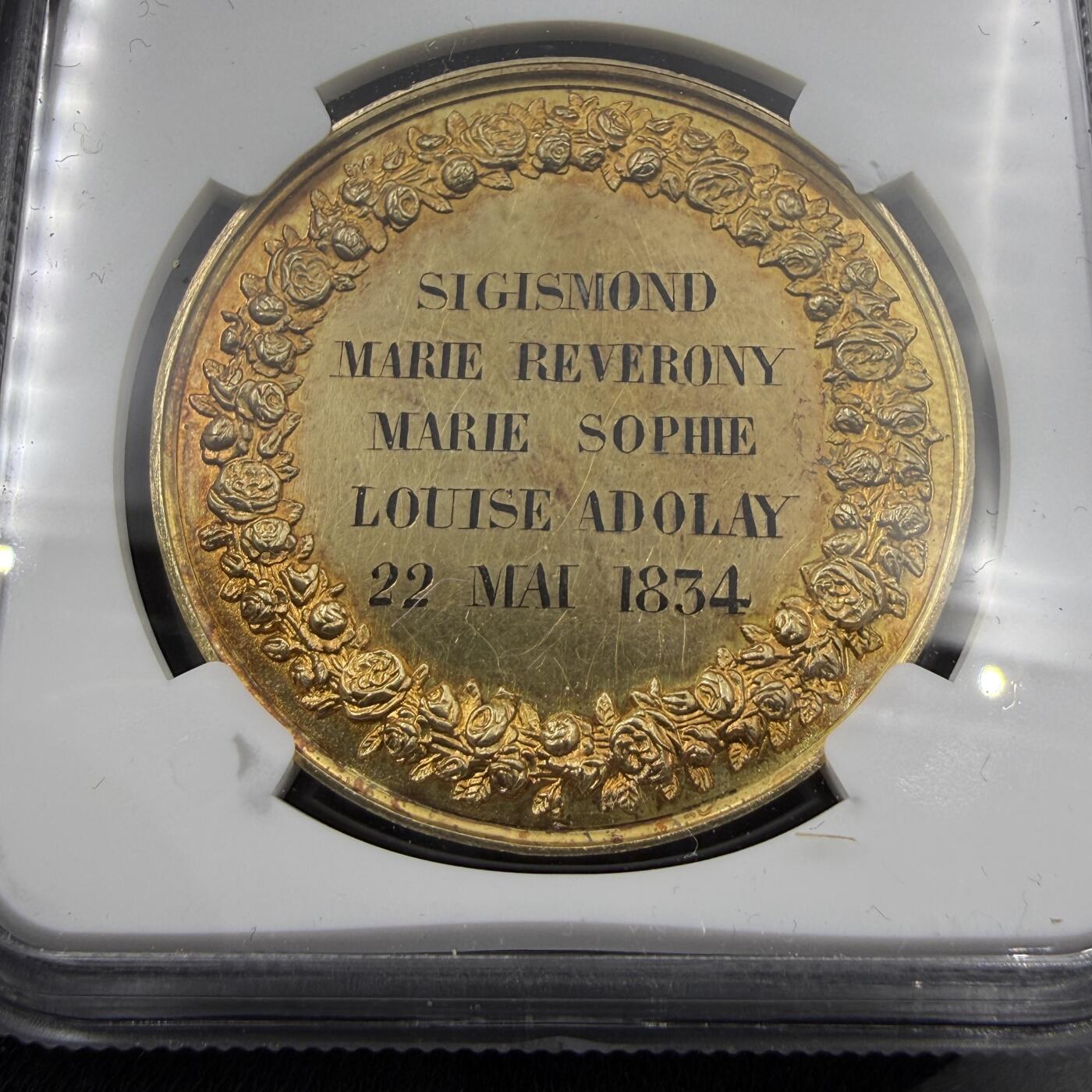 「木头集藏」“春启藏心”——章牌精品专场 1834年法国婚礼纪念大版镀金银章，直径：39.5 mm，1834年刻字纪念使用，正面铭文：出自《马太福音》19章6节，译为：“神所配合的，人不可分开”，是基督教婚姻观的核心经文，少见镀金大版，刻字已192年，难得品相。