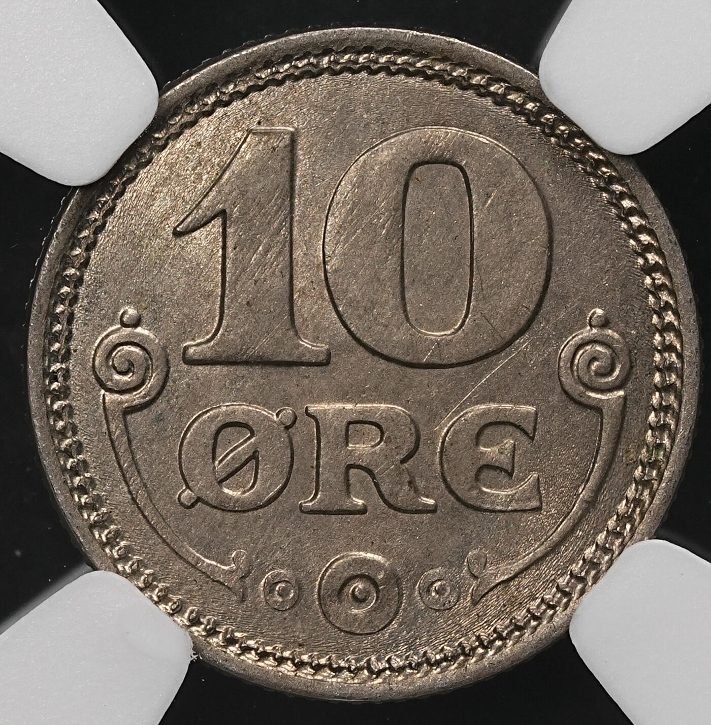 修遠堂世界钱币第109期 NGC评级，1921-1922年丹麦10欧尔镍币2枚