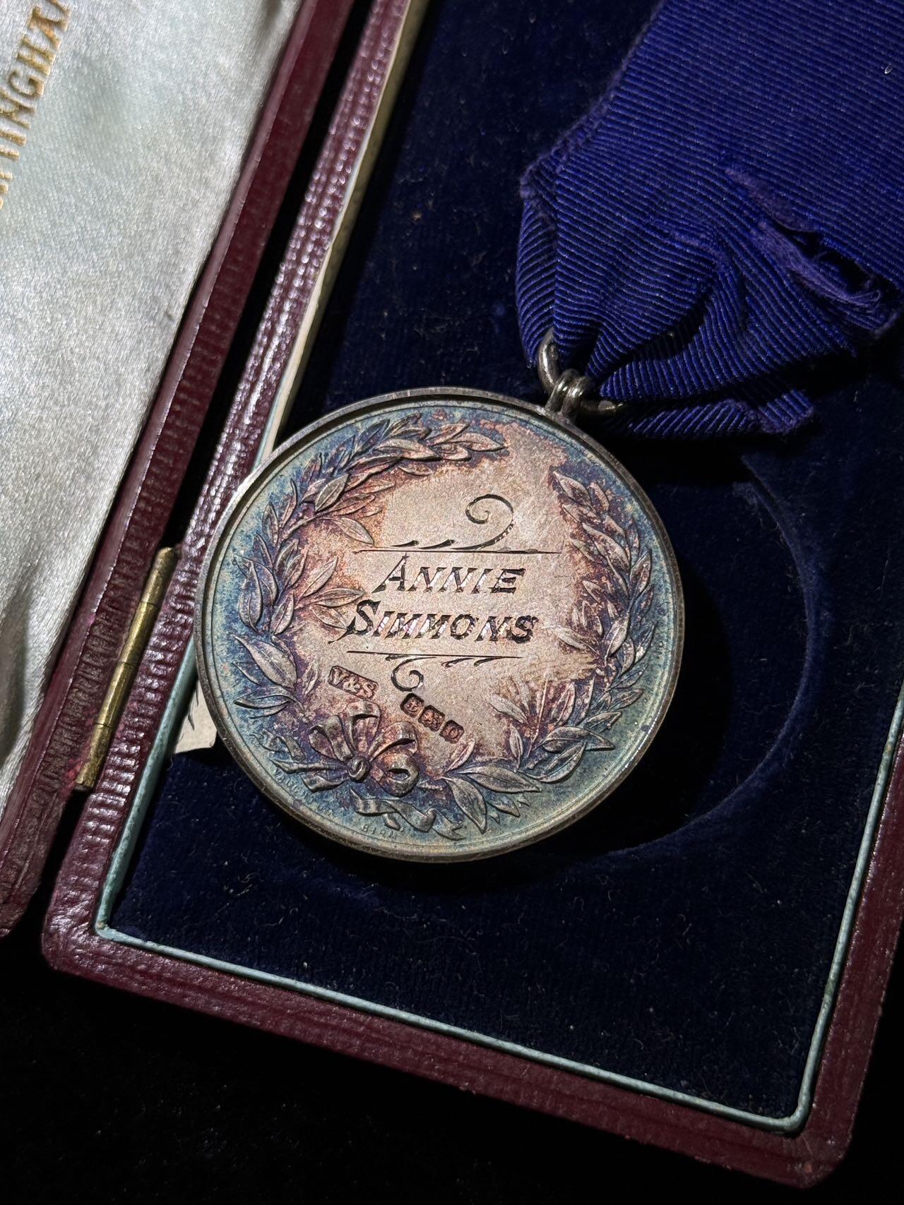 戎马世界章牌大赏，第112期 英国奖章，银制，极品包浆