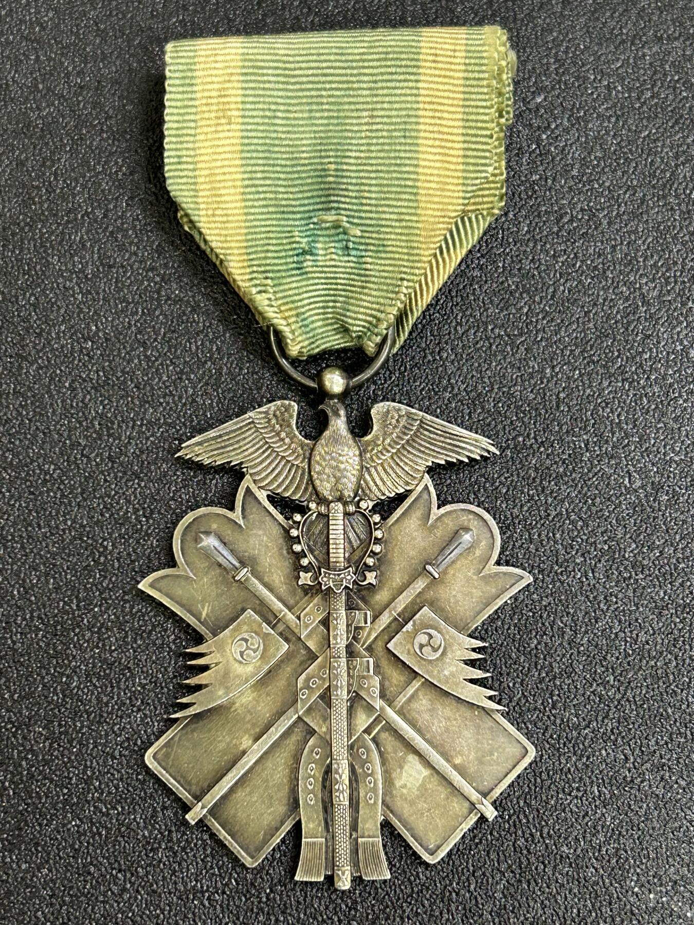 西秦中古拍卖第八十一期  不忘历史·抗战收藏 日本七等金鸟勋章 银制 非常厚重一大块银