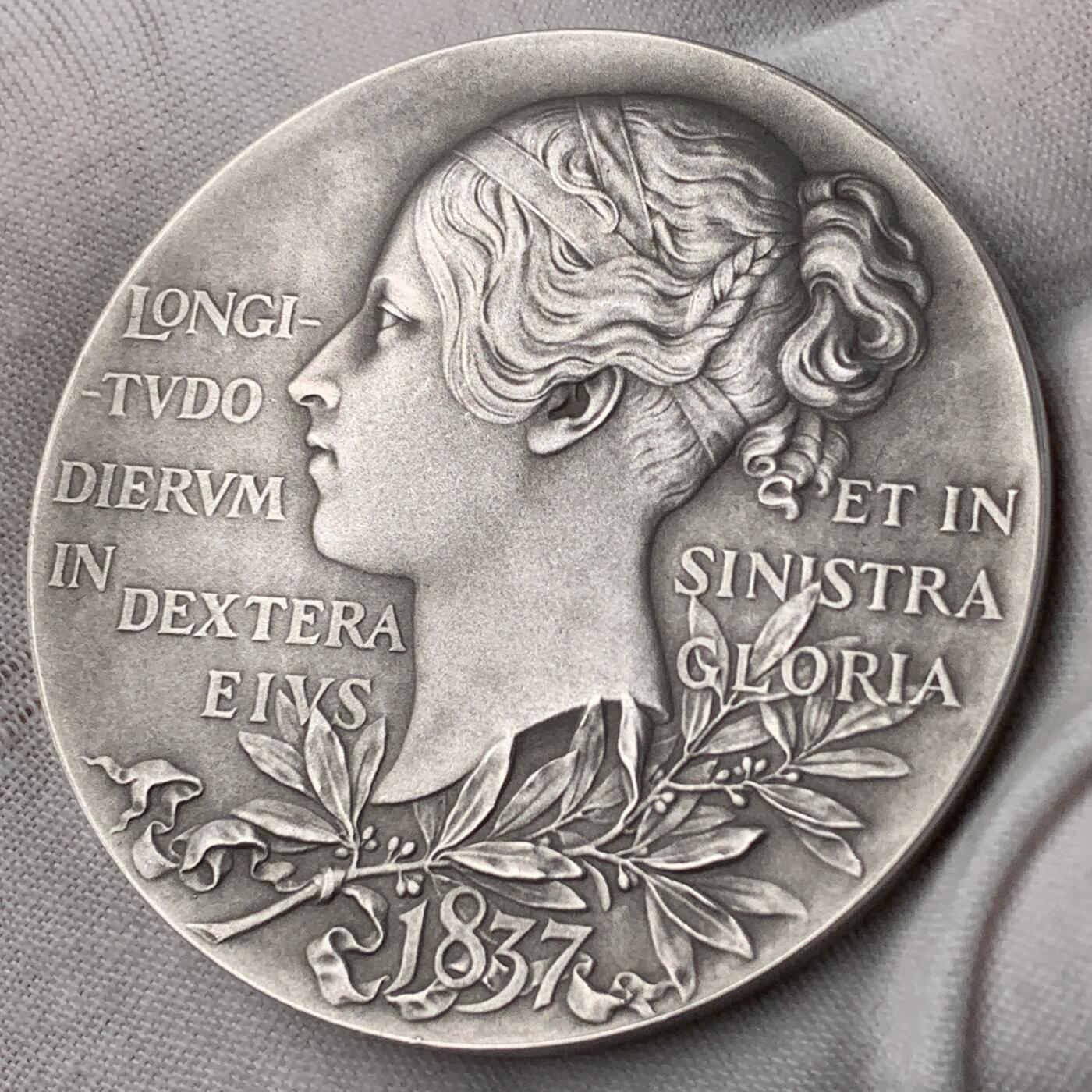 掌中浮雕-藏着的欧洲第056场 1897年英国维多利亚女王登基60周年纪念银章, 55mm, 84.6g，带原盒