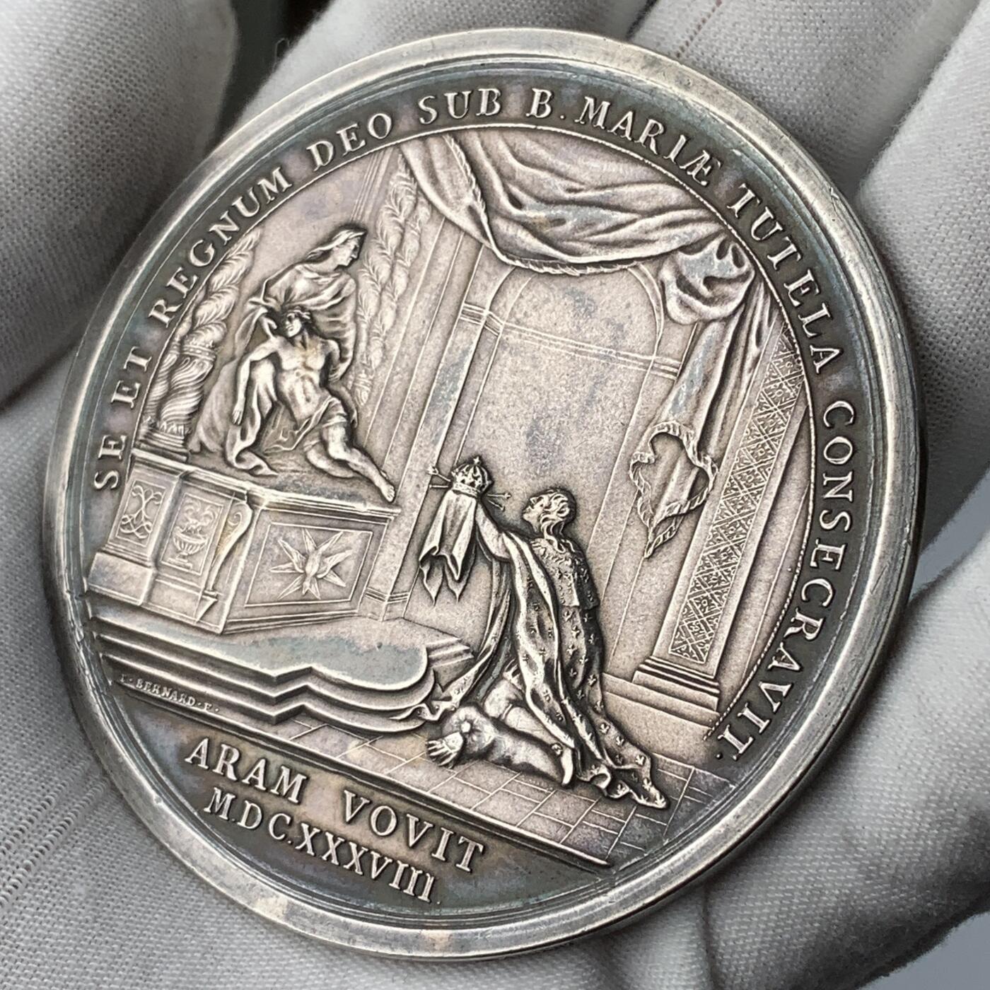 掌中浮雕-藏着的欧洲第056场 弃标重拍（1638年）法国路易十三大银章，背面拉丁文：将自身与王国，在圣母玛丽亚的护佑下，奉献给上帝。古董级藏品，71mm，128.3g，丰饶角边铭