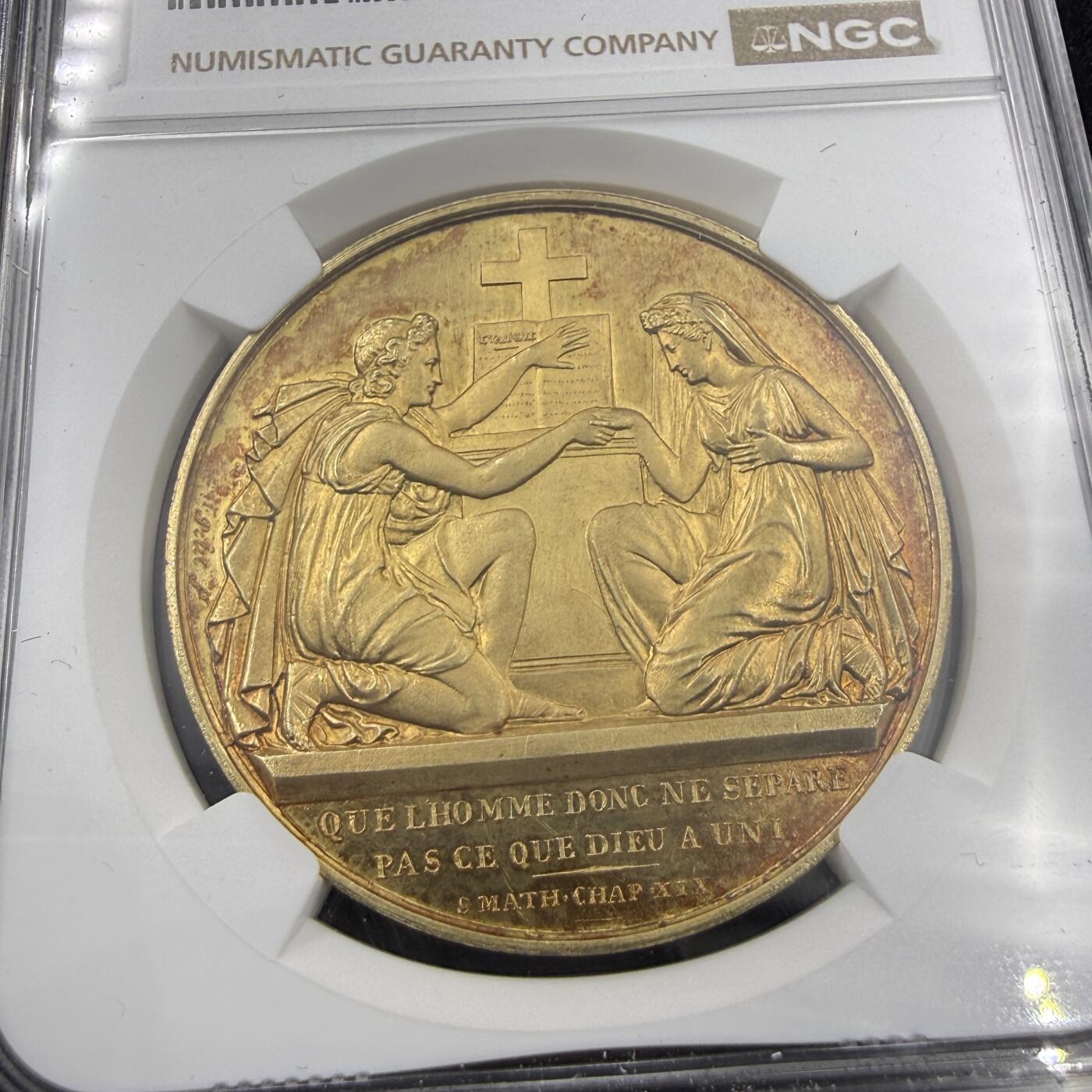 「木头集藏」“春启藏心”——章牌精品专场 1834年法国婚礼纪念大版镀金银章，直径：39.5 mm，1834年刻字纪念使用，正面铭文：出自《马太福音》19章6节，译为：“神所配合的，人不可分开”，是基督教婚姻观的核心经文，少见镀金大版，刻字已192年，难得品相。