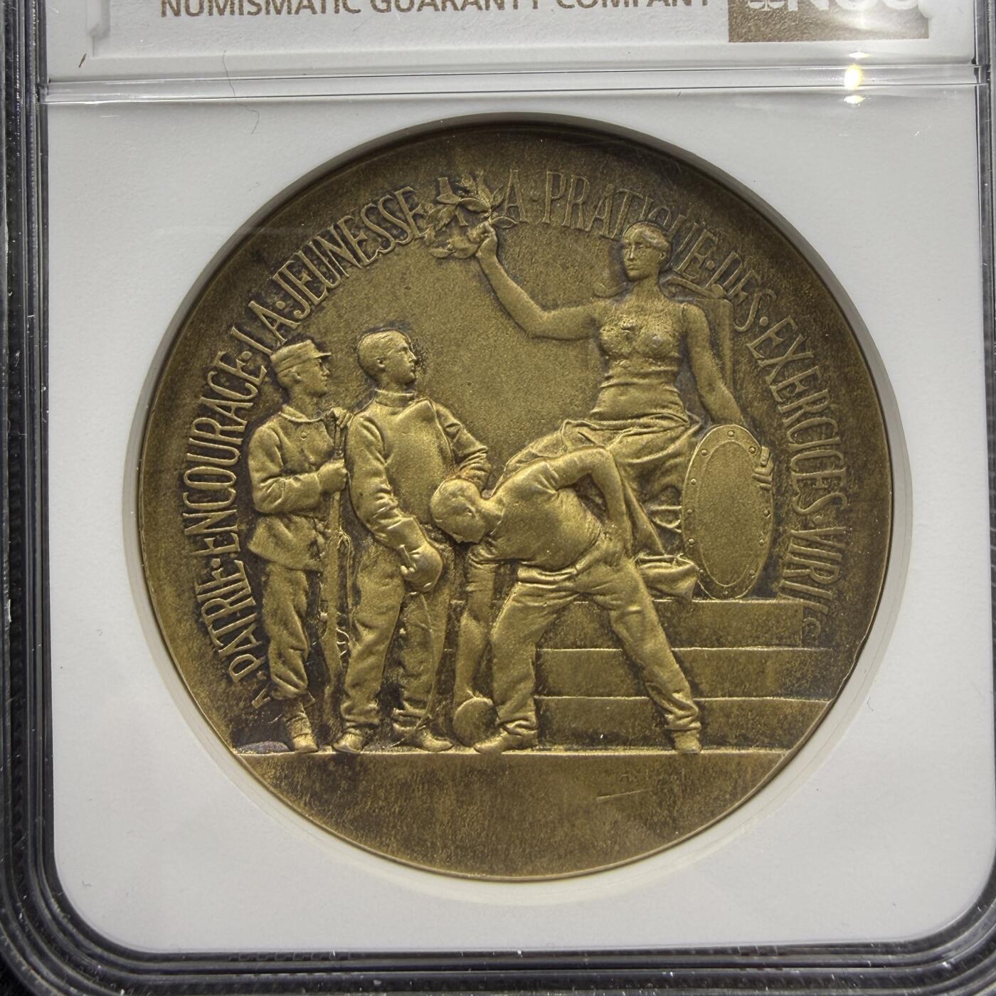 「木头集藏」“春启藏心”——章牌精品专场  A.Rivet～法国军事体育竞赛镀金银奖章，直径：44 mm，正面法语：为了祖国，鼓励青年践行男子气概的体育锻炼，背面刻画各类武器与体育器材，少见版本，品相很不错！