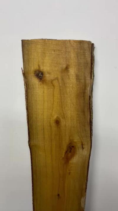 零元拍：NO.8金丝楠板子，无需打磨就已经金光闪闪。满金丝药香，尺寸约：86.5/15/2CM，天然原材料不可避免有裂有瑕疵，介意勿拍