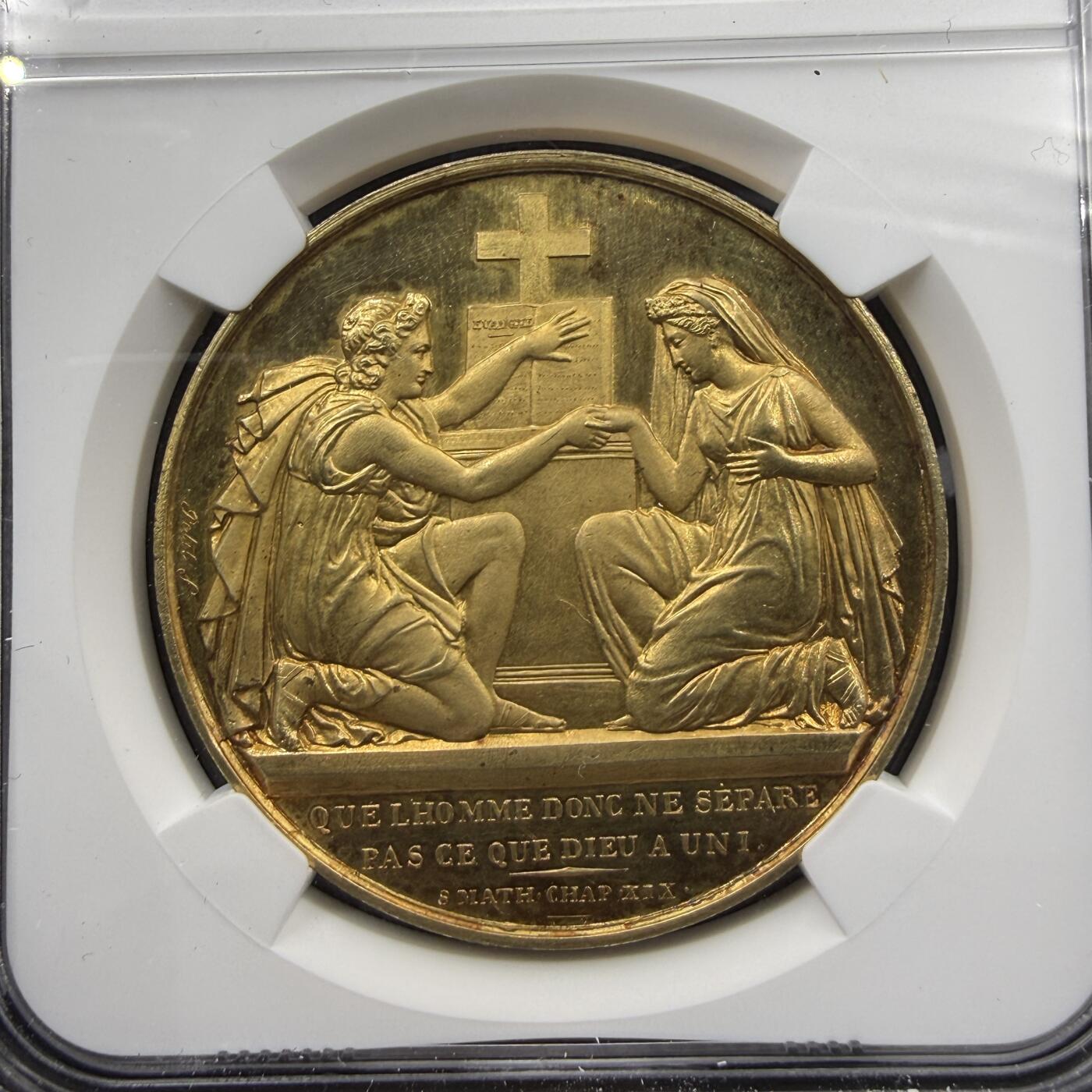 「木头集藏」“春启藏心”——章牌精品专场 1834年法国婚礼纪念大版镀金银章，直径：39.5 mm，1834年刻字纪念使用，正面铭文：出自《马太福音》19章6节，译为：“神所配合的，人不可分开”，是基督教婚姻观的核心经文，少见镀金大版，刻字已192年，难得品相。