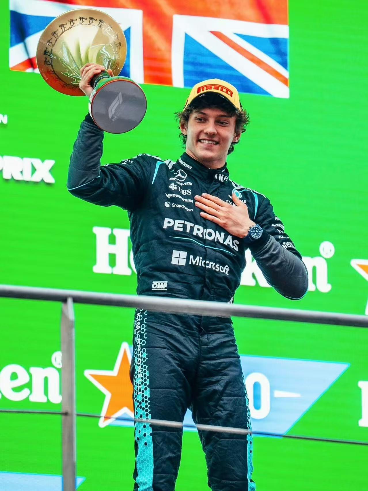 零元拍：银箭新星2026 F1上海站冠军🏆安德烈亚·基米·安东内利（Andrea Kimi Antonelli）亲签梅赛德斯AMG大马石油车队1:64  Mercedes-AMG F1 W16 E Performance赛车模型。（橘色胸卡媒体礼[得意]）