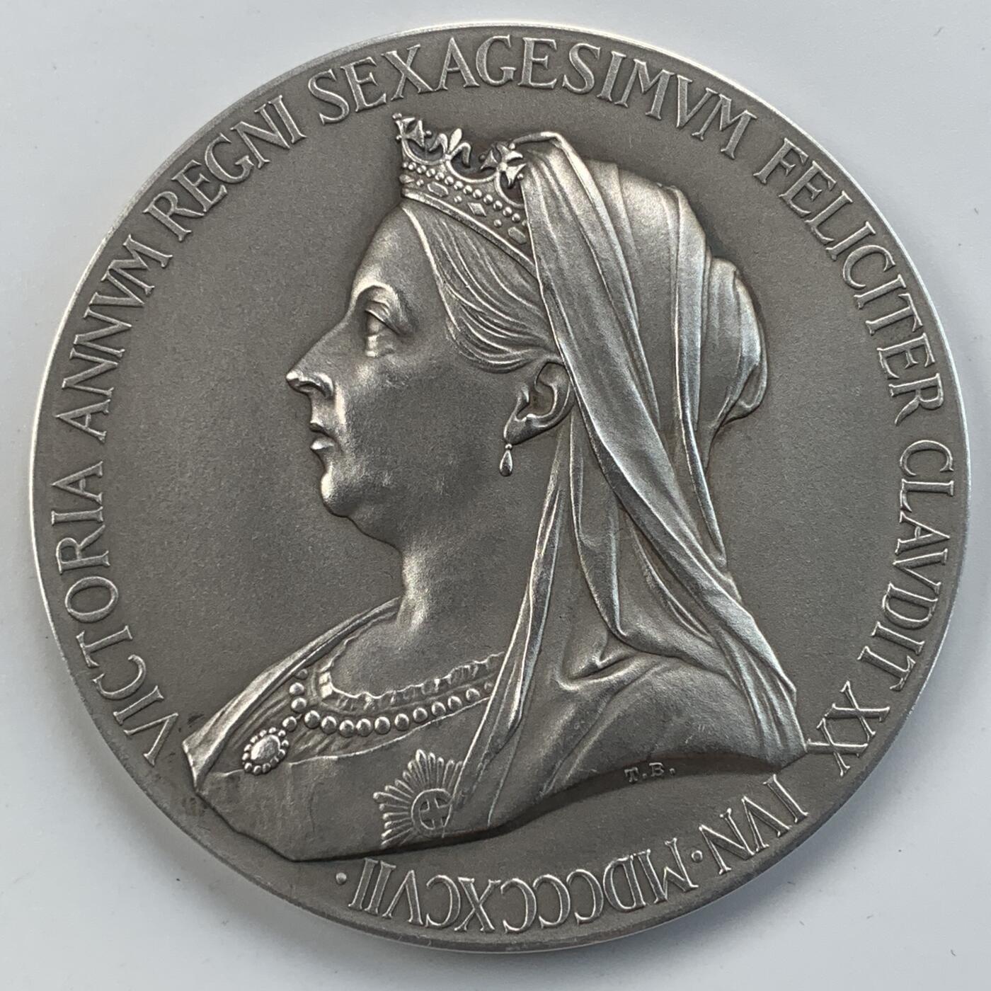 掌中浮雕-藏着的欧洲第056场 1897年英国维多利亚女王登基60周年纪念银章, 55mm, 84.6g，带原盒