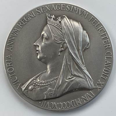 掌中浮雕-藏着的欧洲第056场 - 1897年英国维多利亚女王登基60周年纪念银章, 55mm, 84.6g，带原盒