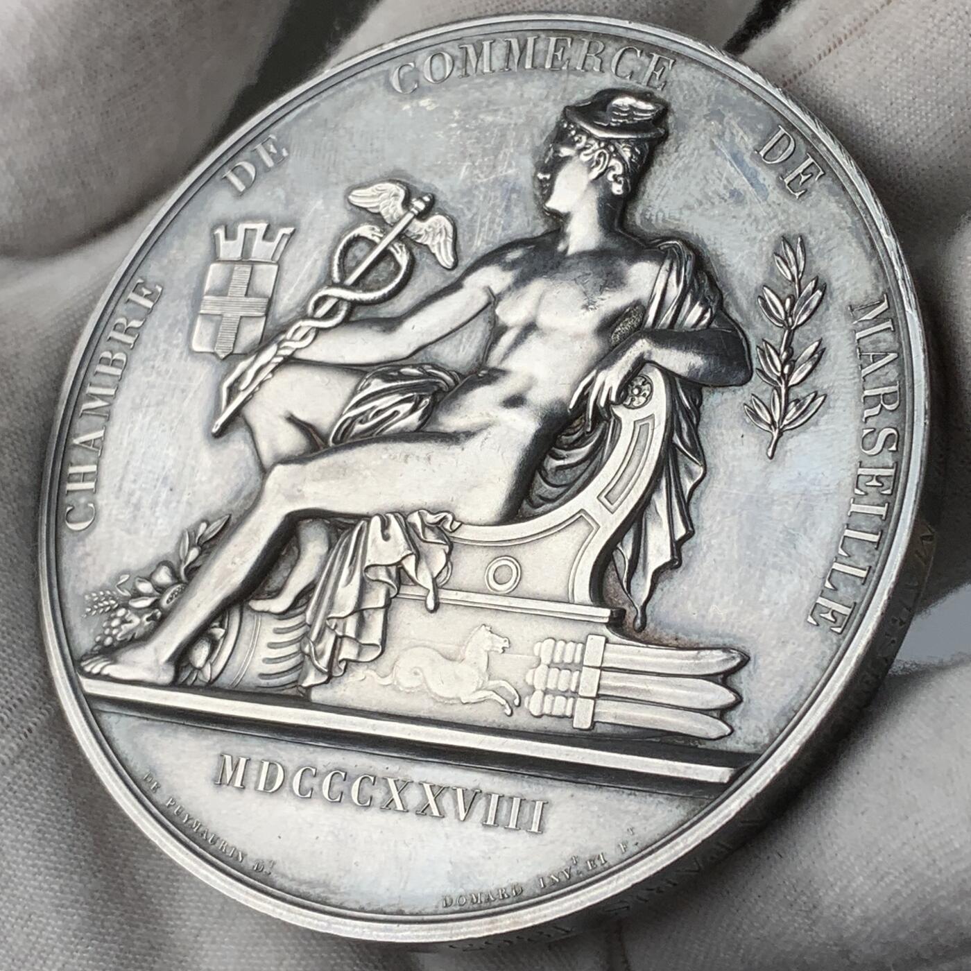 掌中浮雕-藏着的欧洲第056场 1863年法国马赛商会大银章，74mm，225.5g，原盒变形有破损