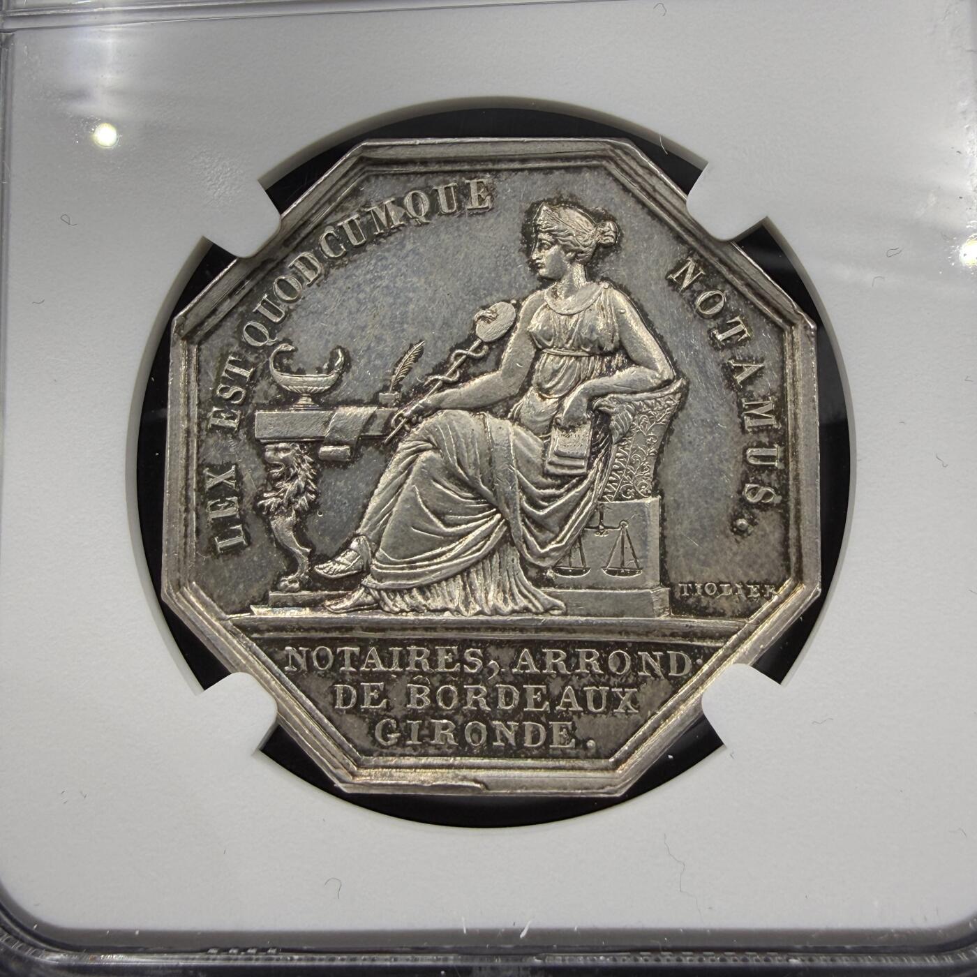 「木头集藏」“春启藏心”——章牌精品专场 N.TIOLIER～1814年法国波尔多公证人协会八角银章，MS 63，直径：34 mm，早期无边铭原铸版。正面拉丁语：LEX EST QUODCUMQUE NOTAMUS，译为“我们所记录的，即是法律”，背面：吉伦特省波尔多区公证人协会。保存很不错！