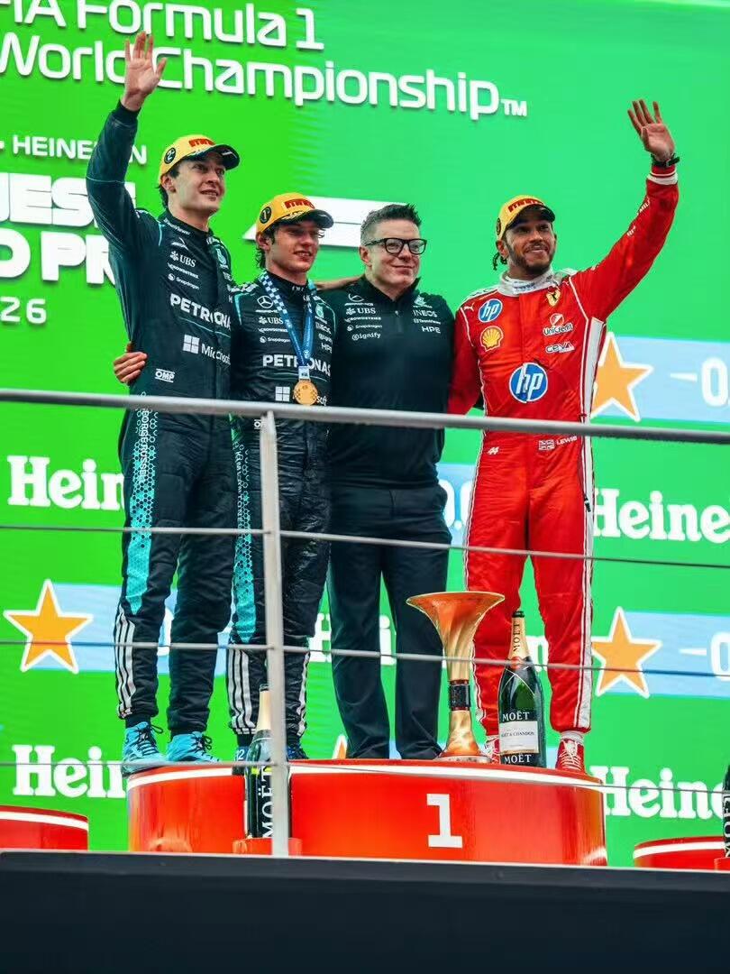 零元拍：银箭新星2026 F1上海站冠军🏆安德烈亚·基米·安东内利（Andrea Kimi Antonelli）亲签梅赛德斯AMG大马石油车队1:64  Mercedes-AMG F1 W16 E Performance赛车模型。（橘色胸卡媒体礼[得意]）