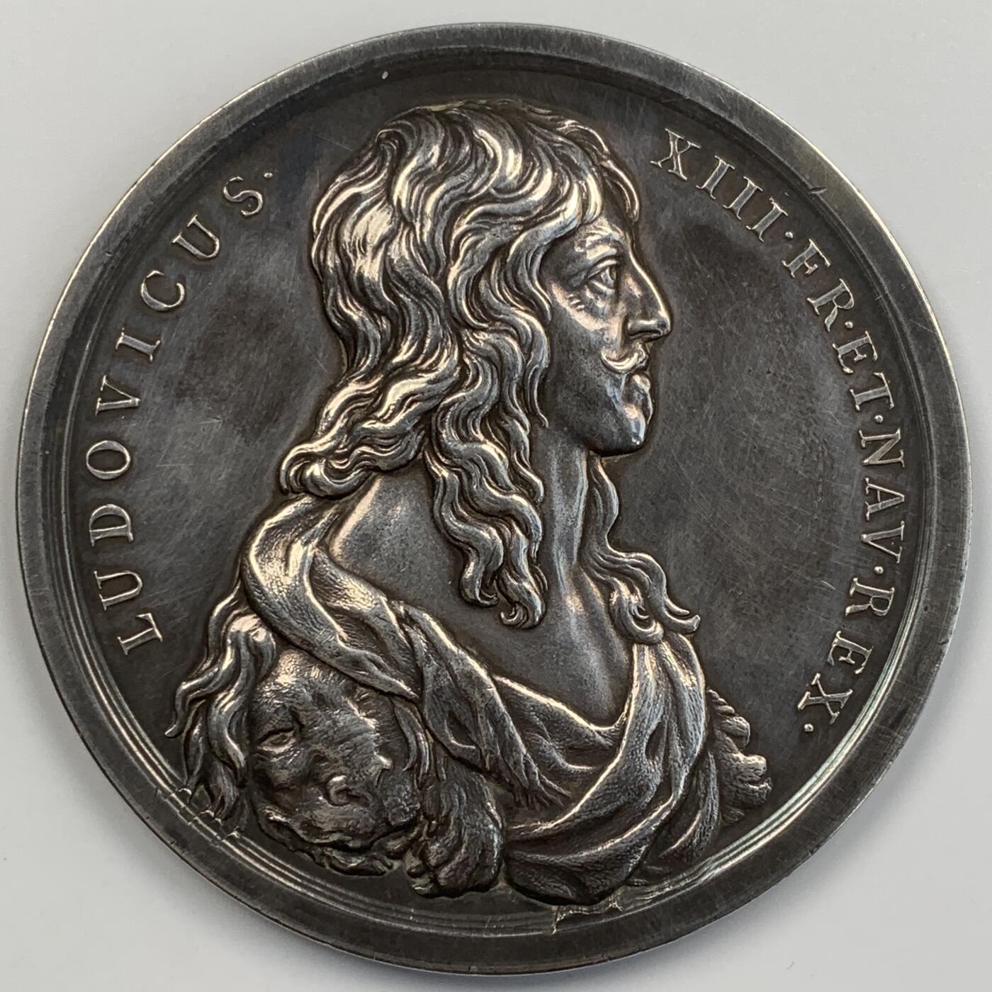 掌中浮雕-藏着的欧洲第056场 弃标重拍（1638年）法国路易十三大银章，背面拉丁文：将自身与王国，在圣母玛丽亚的护佑下，奉献给上帝。古董级藏品，71mm，128.3g，丰饶角边铭