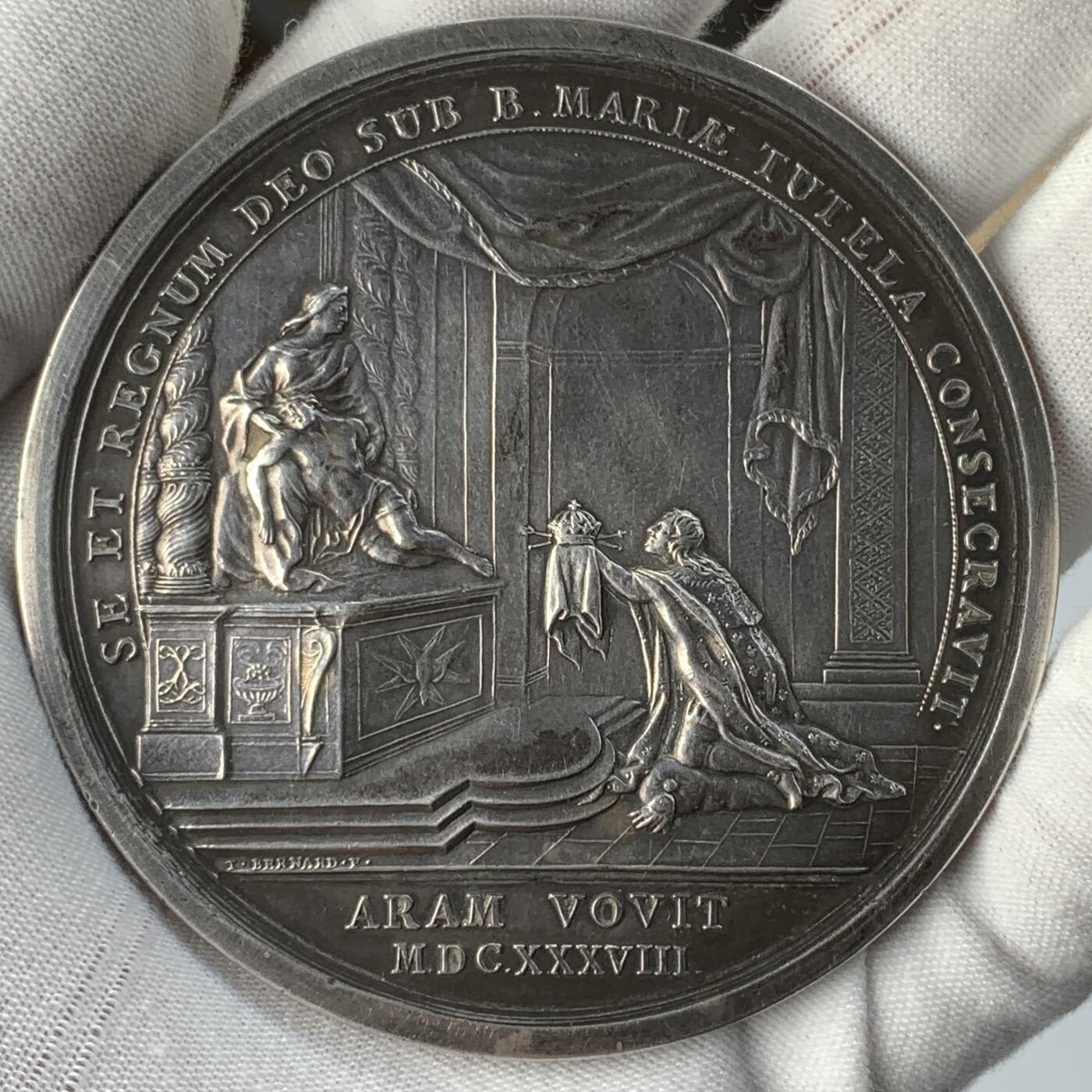 掌中浮雕-藏着的欧洲第056场 弃标重拍（1638年）法国路易十三大银章，背面拉丁文：将自身与王国，在圣母玛丽亚的护佑下，奉献给上帝。古董级藏品，71mm，128.3g，丰饶角边铭