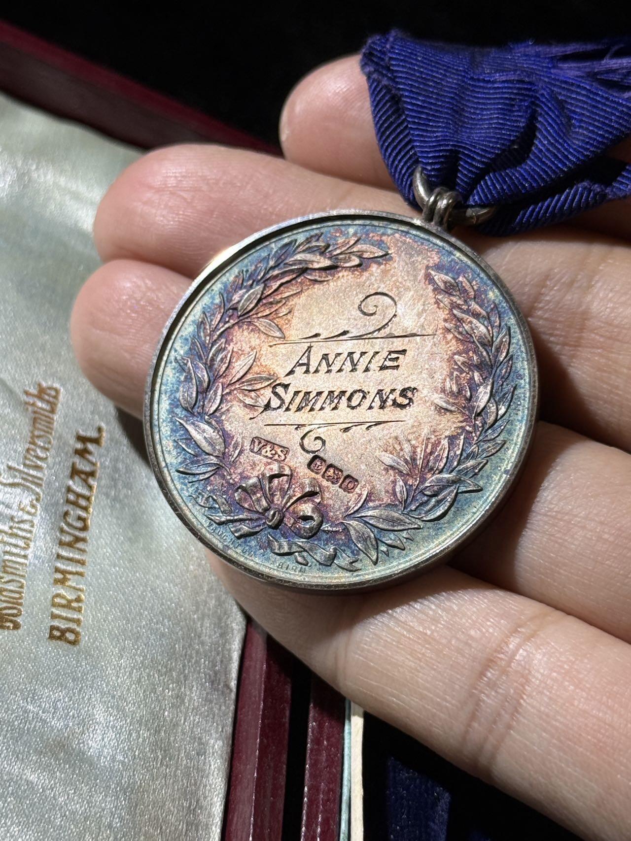 戎马世界章牌大赏，第112期 英国奖章，银制，极品包浆