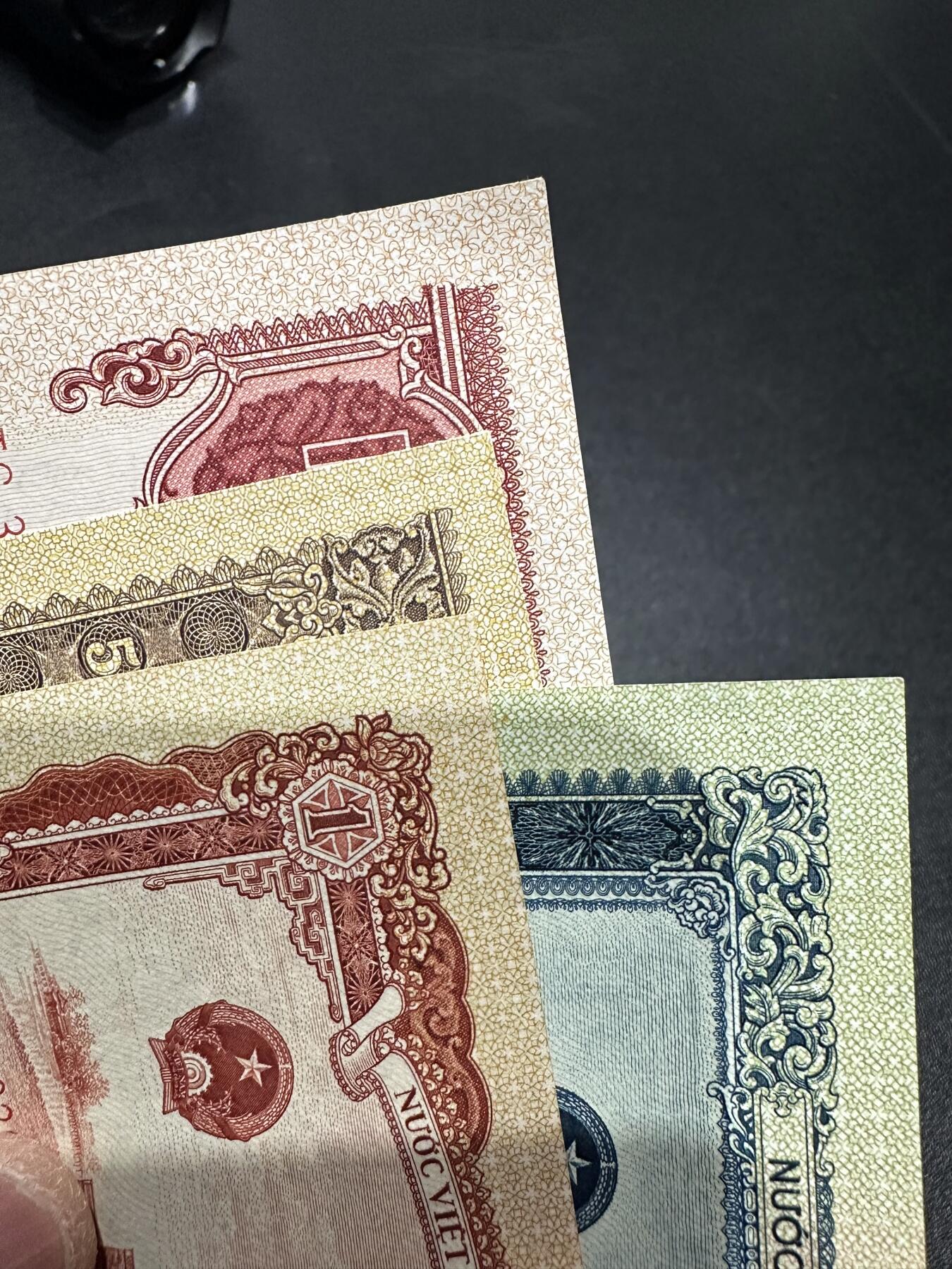 《外钞收藏家》第六百二十期（畅拍场）（长期征集拍品、欢迎藏友们联系合作） 越南1-10盾 四张一起 全新 但角不绝 尾557