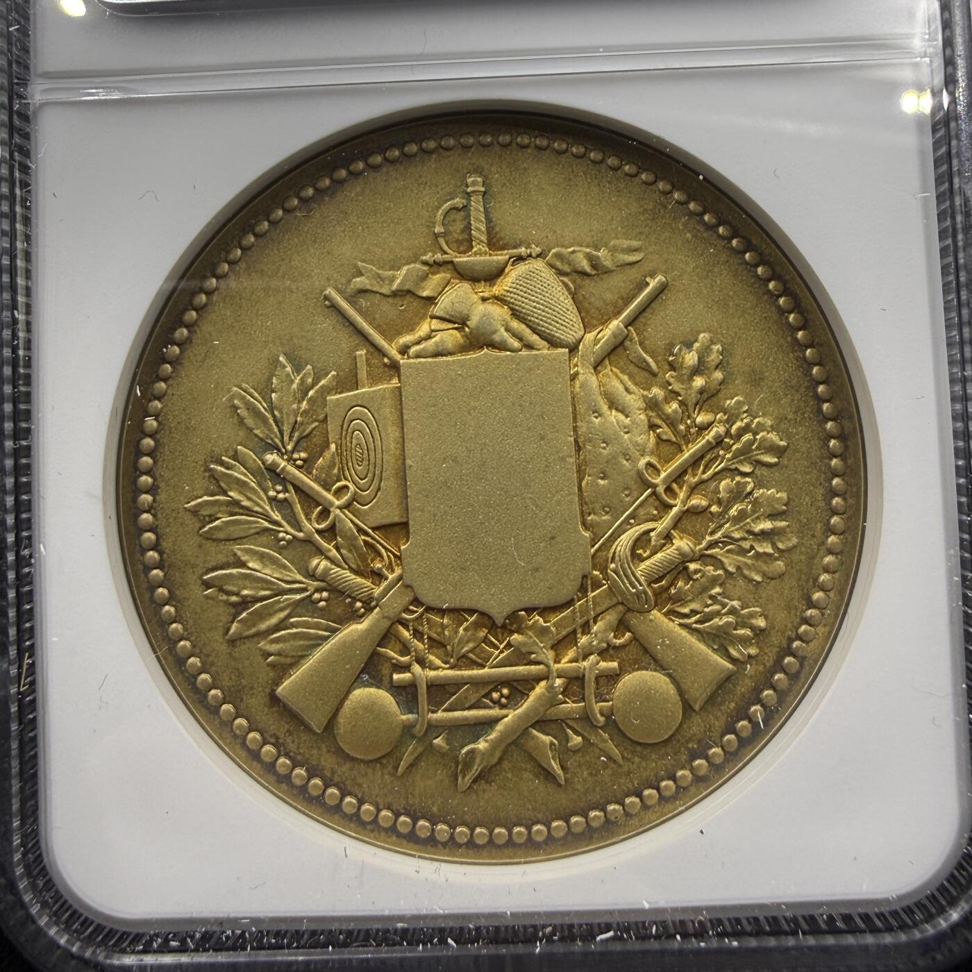 「木头集藏」“春启藏心”——章牌精品专场  A.Rivet～法国军事体育竞赛镀金银奖章，直径：44 mm，正面法语：为了祖国，鼓励青年践行男子气概的体育锻炼，背面刻画各类武器与体育器材，少见版本，品相很不错！