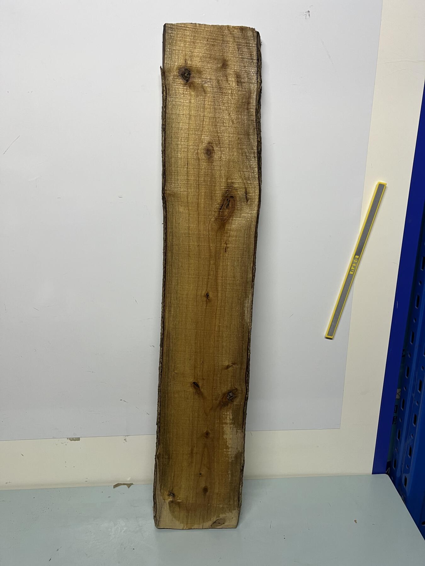 零元拍：NO.8金丝楠板子，无需打磨就已经金光闪闪。满金丝药香，尺寸约：86.5/15/2CM，天然原材料不可避免有裂有瑕疵，介意勿拍