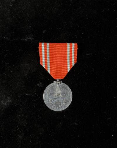 戎马世界章牌大赏，第112期 - 日本赤十字社会员章，银制