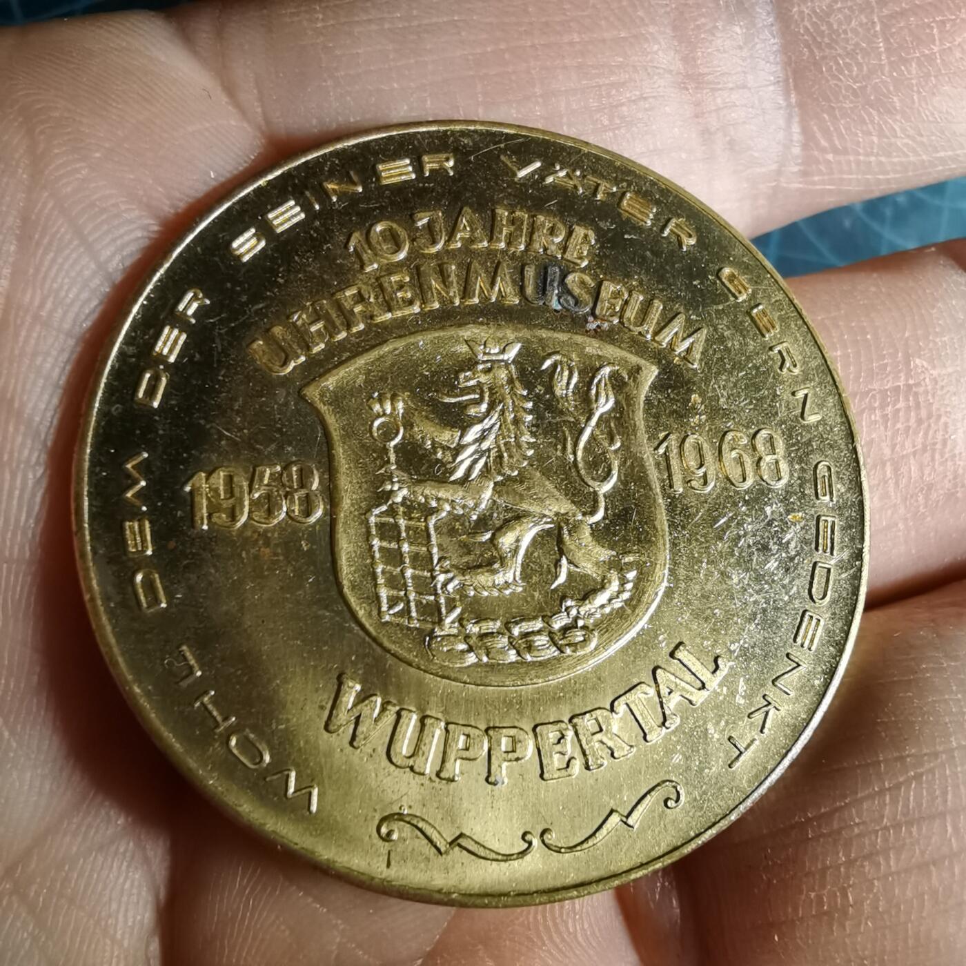 沼泽如烟--第1033场 1968年德国伍珀塔尔钟表博物馆建馆10周年纪念铜章（黄铜材质），纪念钟表史上的传奇人物彼得·亨莱因（Peter Henlein）。