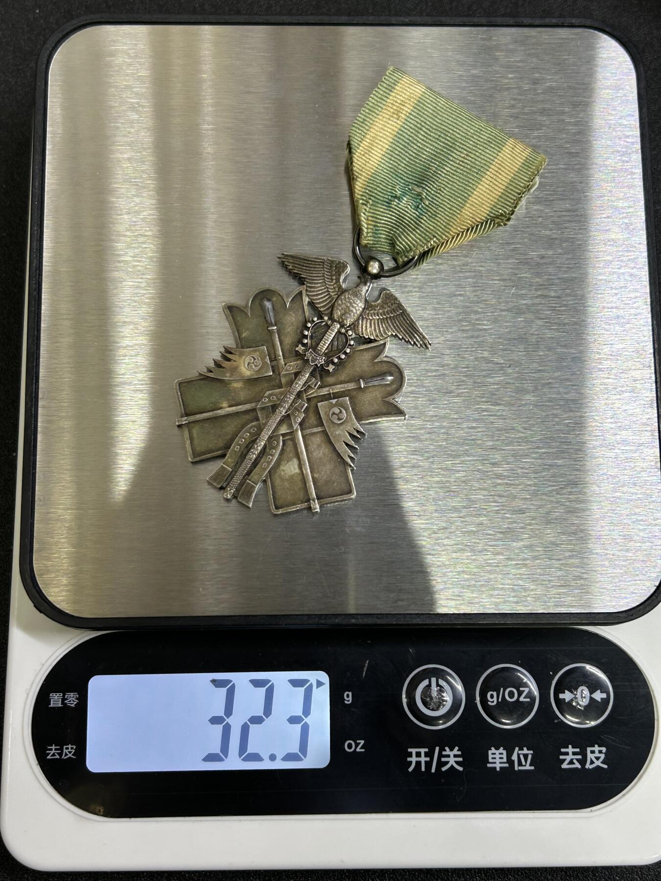 西秦中古拍卖第八十一期  不忘历史·抗战收藏 日本七等金鸟勋章 银制 非常厚重一大块银