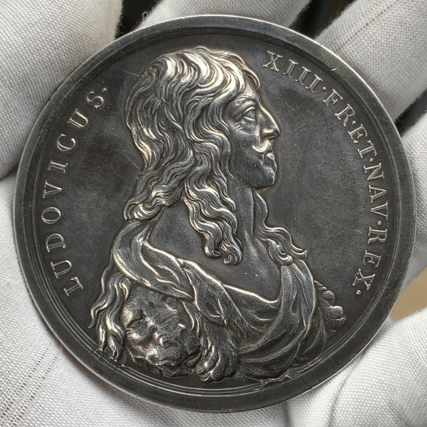 掌中浮雕-藏着的欧洲第056场 弃标重拍（1638年）法国路易十三大银章，背面拉丁文：将自身与王国，在圣母玛丽亚的护佑下，奉献给上帝。古董级藏品，71mm，128.3g，丰饶角边铭
