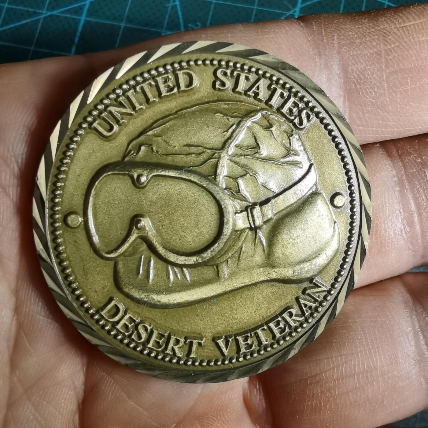 沼泽如烟--第1033场 美国“沙漠风暴”老兵（Desert Veteran）主题的挑战币，主要用于表彰和纪念在海湾战争（Desert Storm/Desert Shield）中服役的美军退伍军人。
