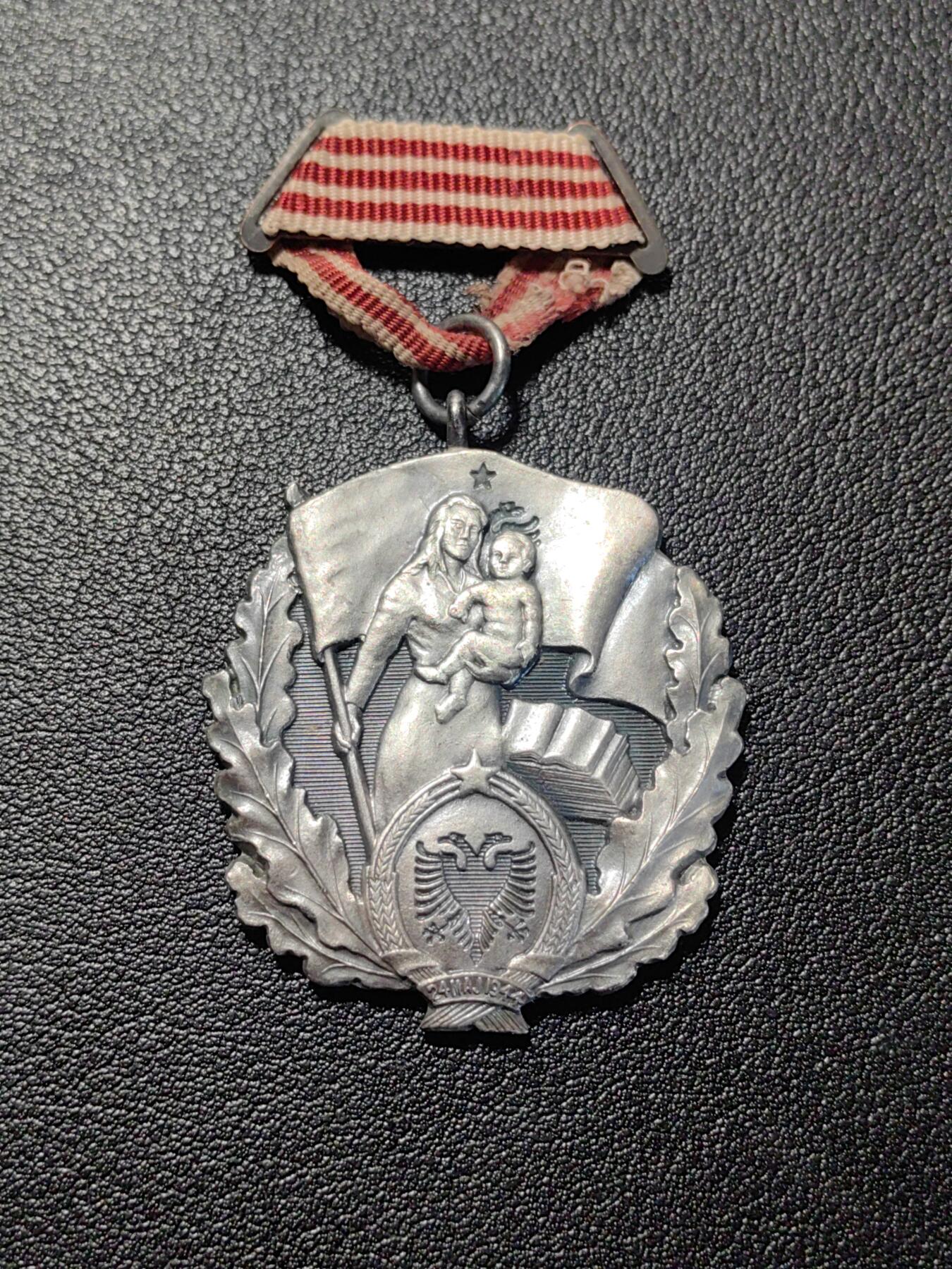 靖甫拍卖第七场 阿尔巴尼亚三级光荣母亲勋章