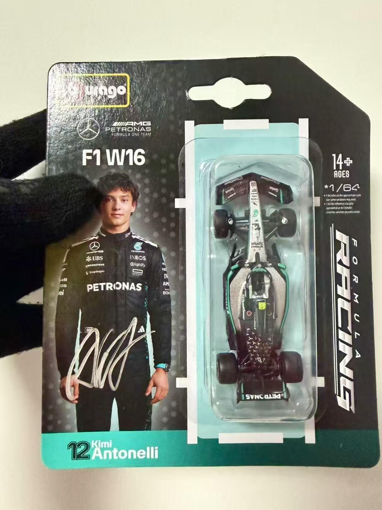 零元拍：银箭新星2026 F1上海站冠军🏆安德烈亚·基米·安东内利（Andrea Kimi Antonelli）亲签梅赛德斯AMG大马石油车队1:64  Mercedes-AMG F1 W16 E Performance赛车模型。（橘色胸卡媒体礼[得意]）