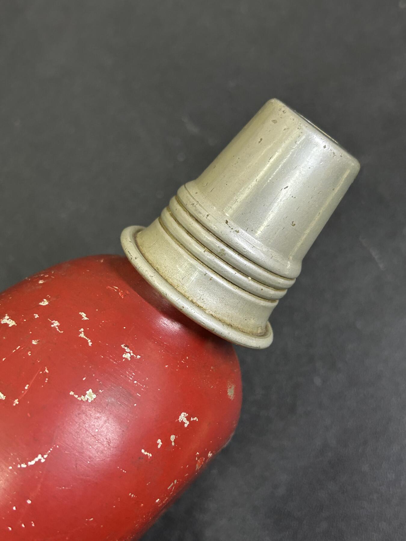 西秦中古拍卖第八十一期  不忘历史·抗战收藏 抗战时期 日本军官将校水壶 带指南针壶盖