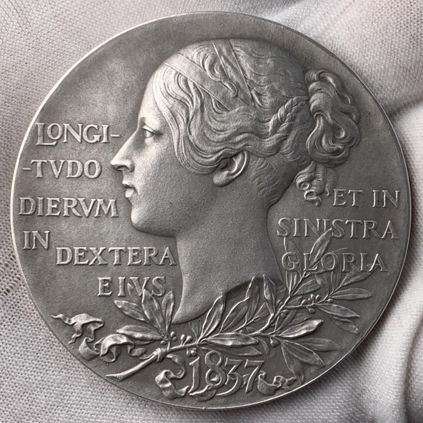 掌中浮雕-藏着的欧洲第056场 1897年英国维多利亚女王登基60周年纪念银章, 55mm, 84.6g，带原盒