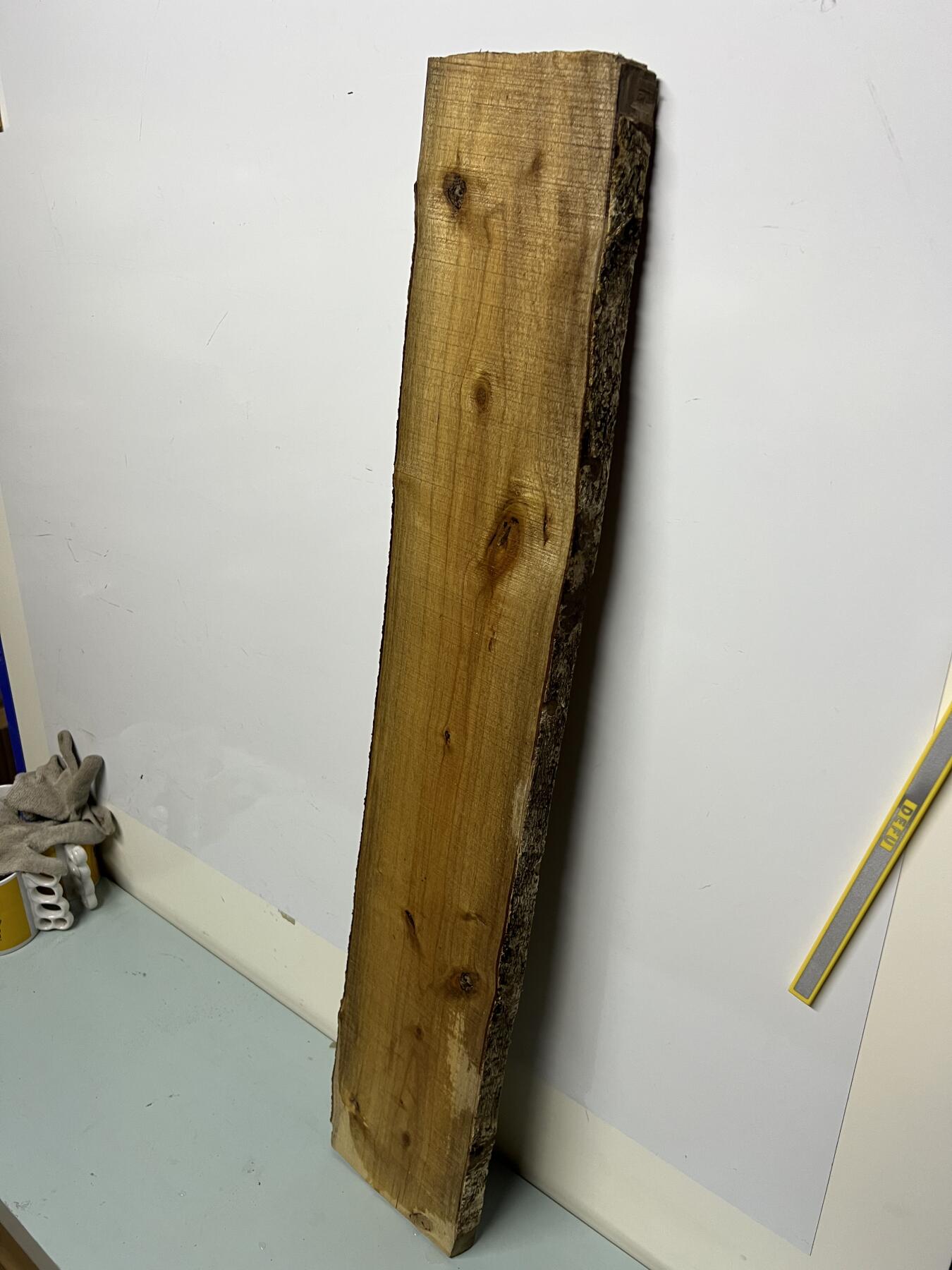 零元拍：NO.8金丝楠板子，无需打磨就已经金光闪闪。满金丝药香，尺寸约：86.5/15/2CM，天然原材料不可避免有裂有瑕疵，介意勿拍