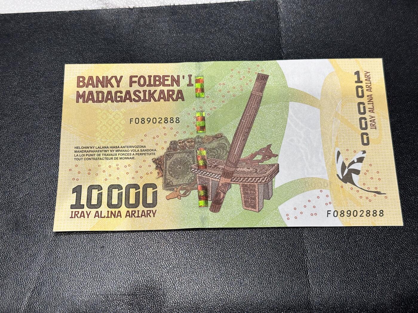 《外钞收藏家》第六百二十期（畅拍场）（长期征集拍品、欢迎藏友们联系合作） 马达加斯加1万 全新 朦胧号 豹子号888