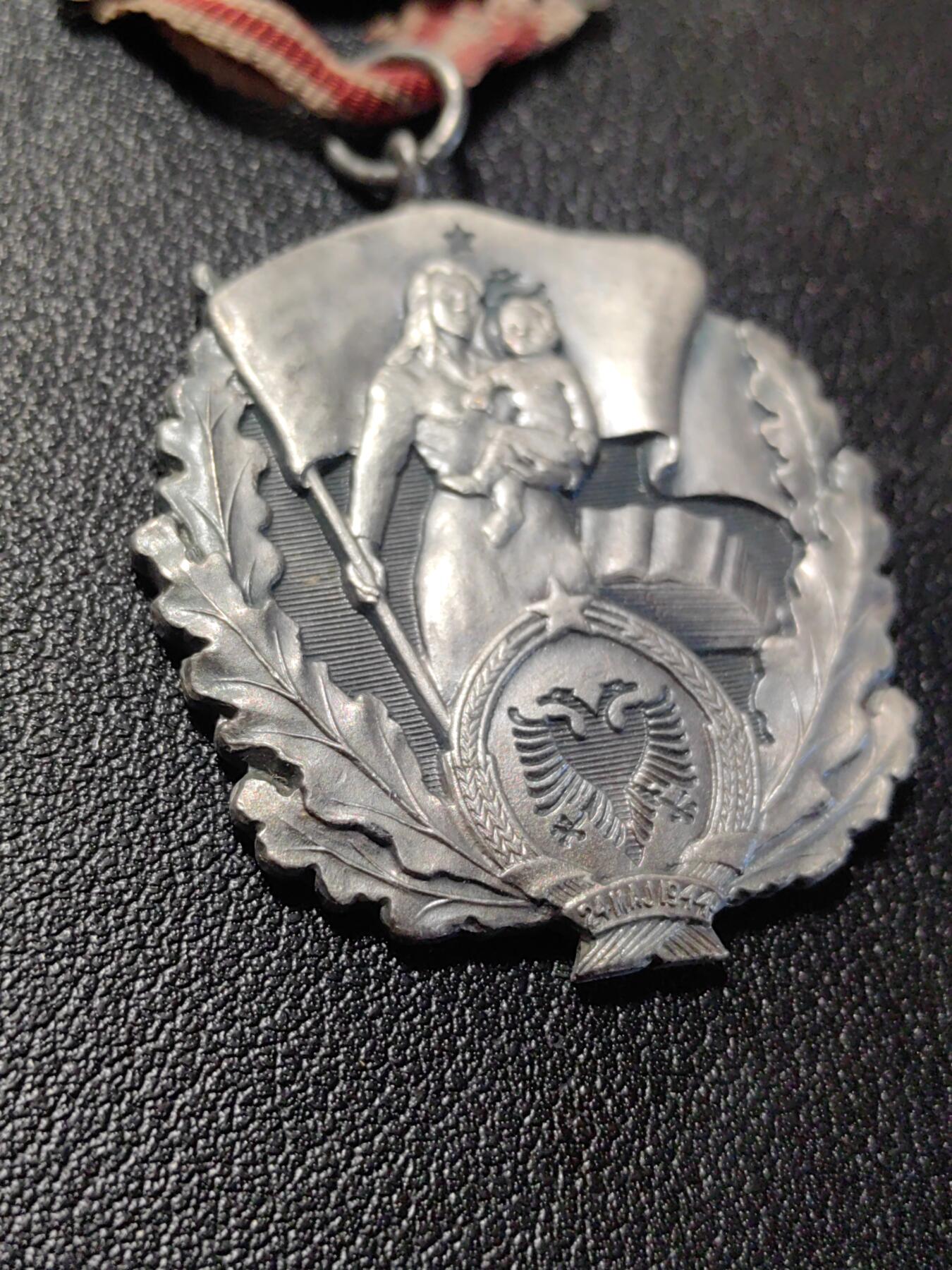 靖甫拍卖第七场 阿尔巴尼亚三级光荣母亲勋章