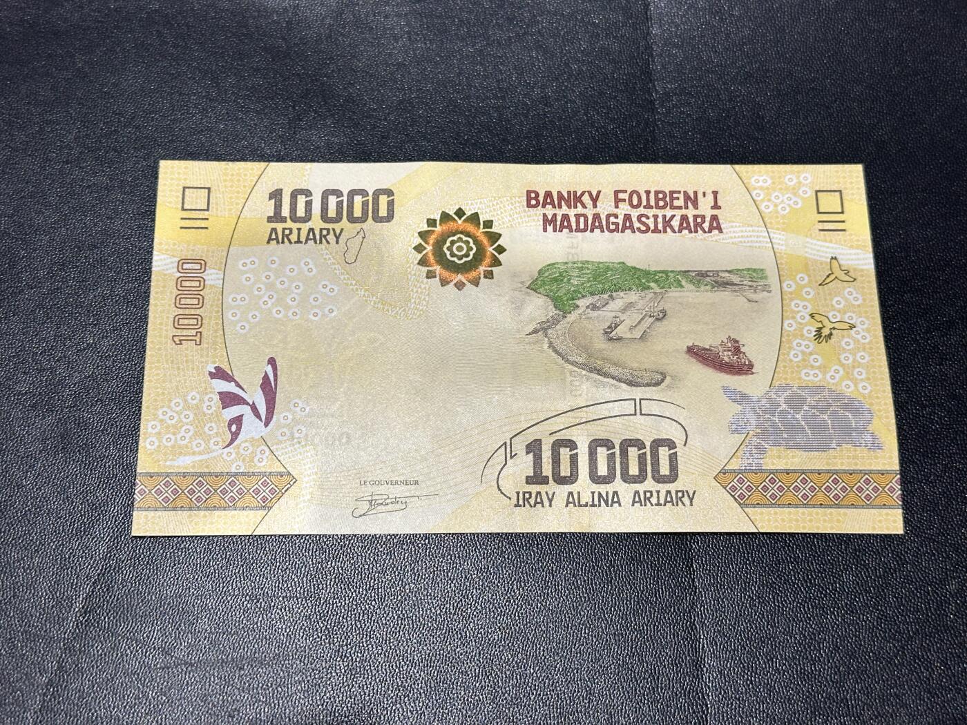 《外钞收藏家》第六百二十期（畅拍场）（长期征集拍品、欢迎藏友们联系合作） 马达加斯加1万 全新 朦胧号 豹子号888