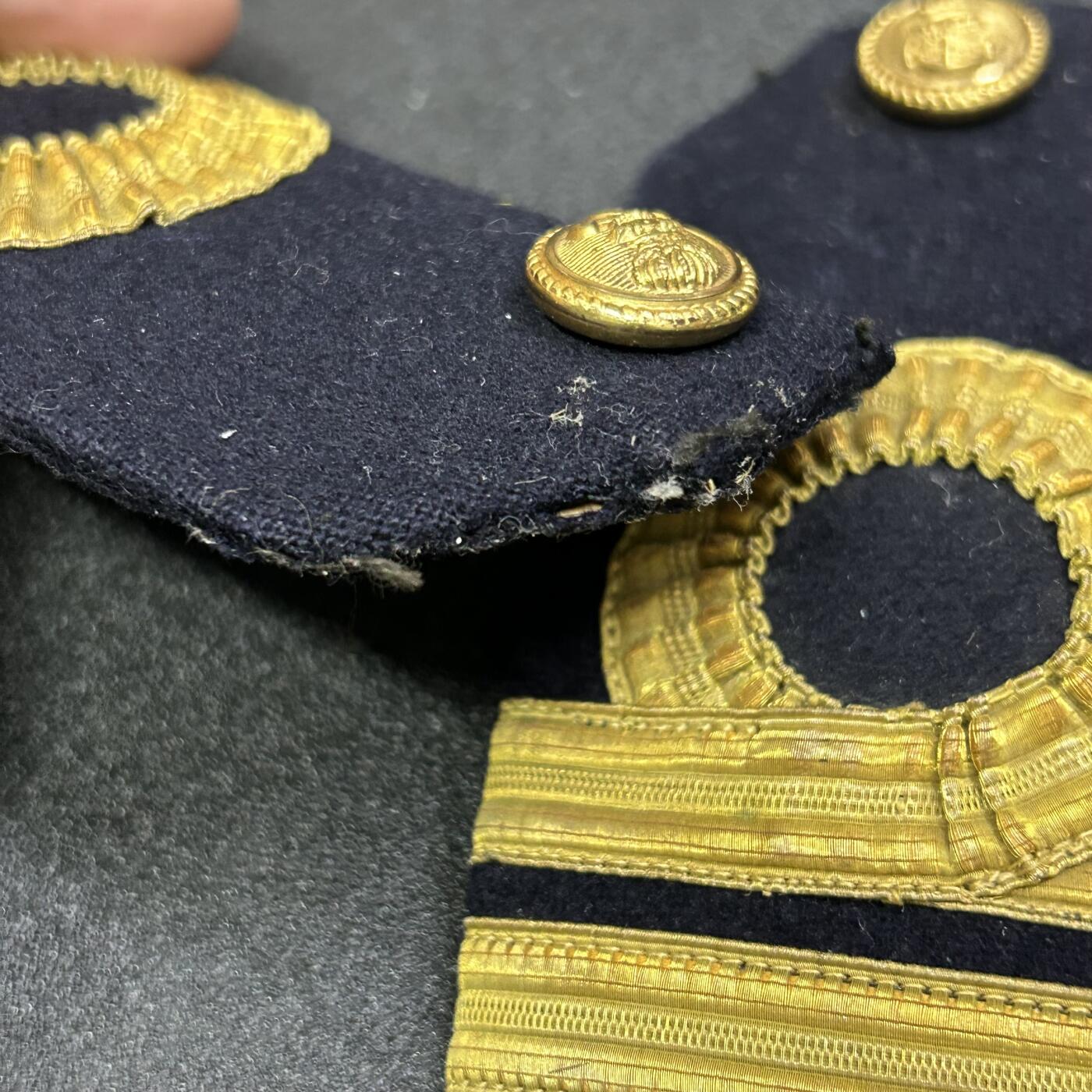 西秦中古拍卖第八十一期  英国皇家海军中校早期肩章