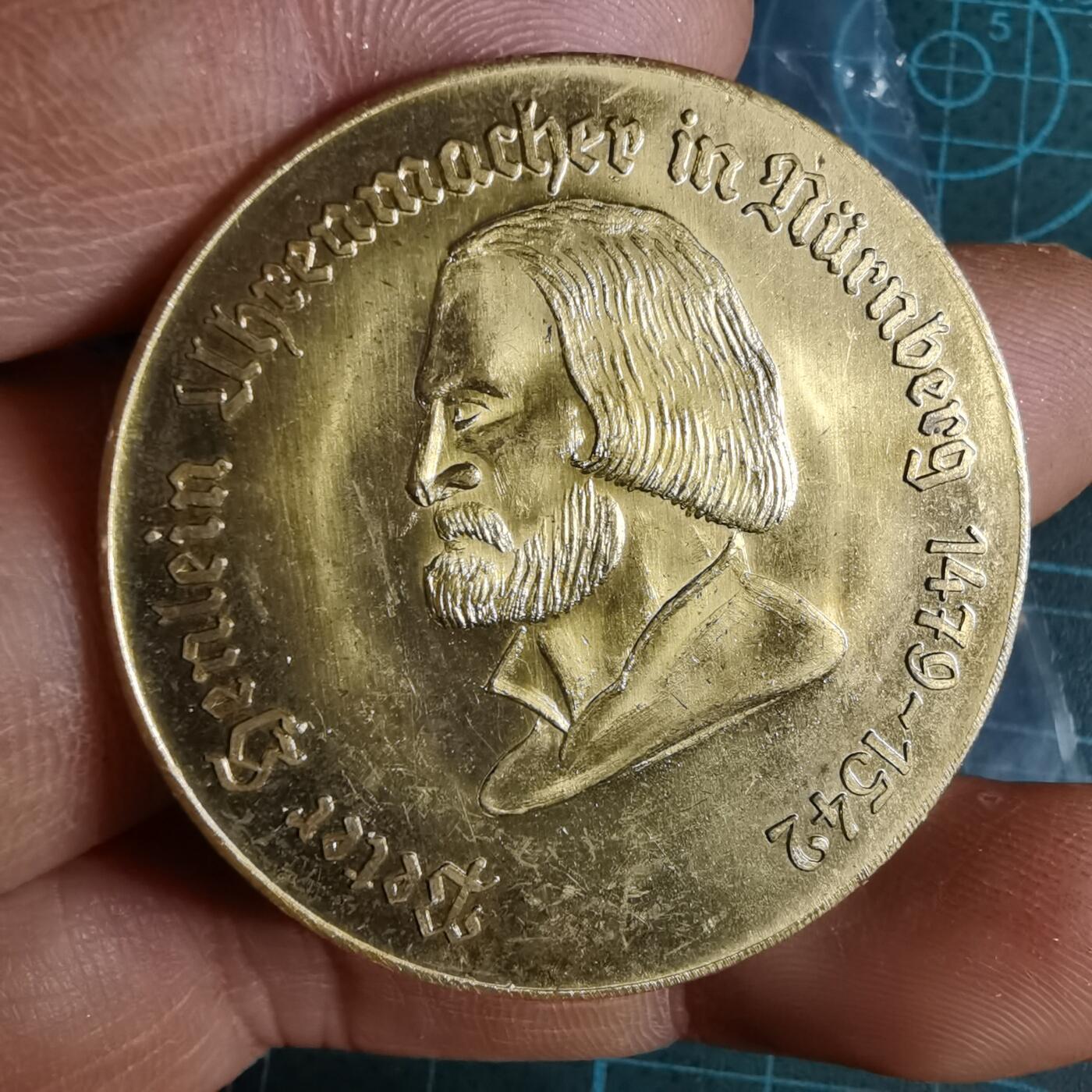 沼泽如烟--第1033场 1968年德国伍珀塔尔钟表博物馆建馆10周年纪念铜章（黄铜材质），纪念钟表史上的传奇人物彼得·亨莱因（Peter Henlein）。