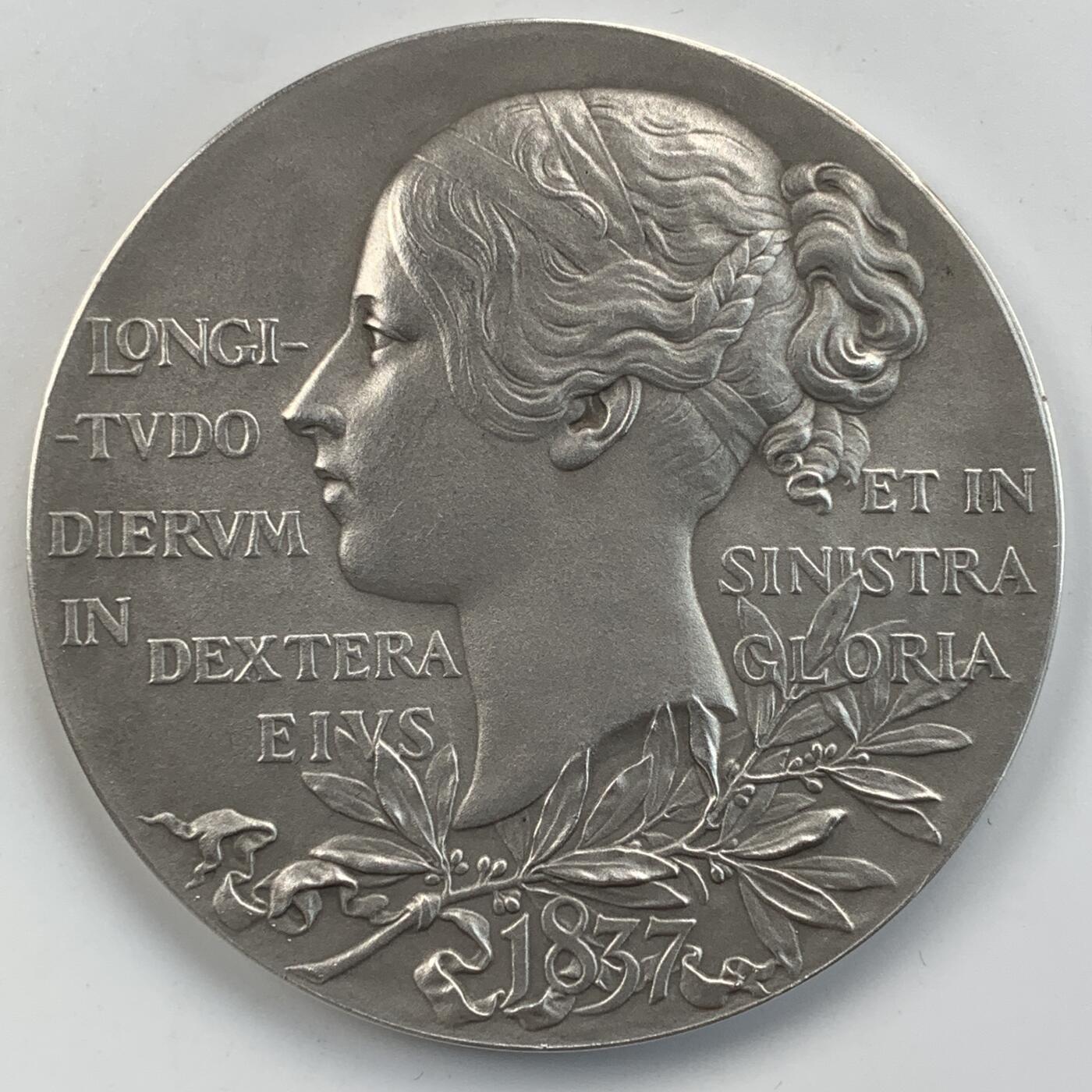 掌中浮雕-藏着的欧洲第056场 1897年英国维多利亚女王登基60周年纪念银章, 55mm, 84.6g，带原盒